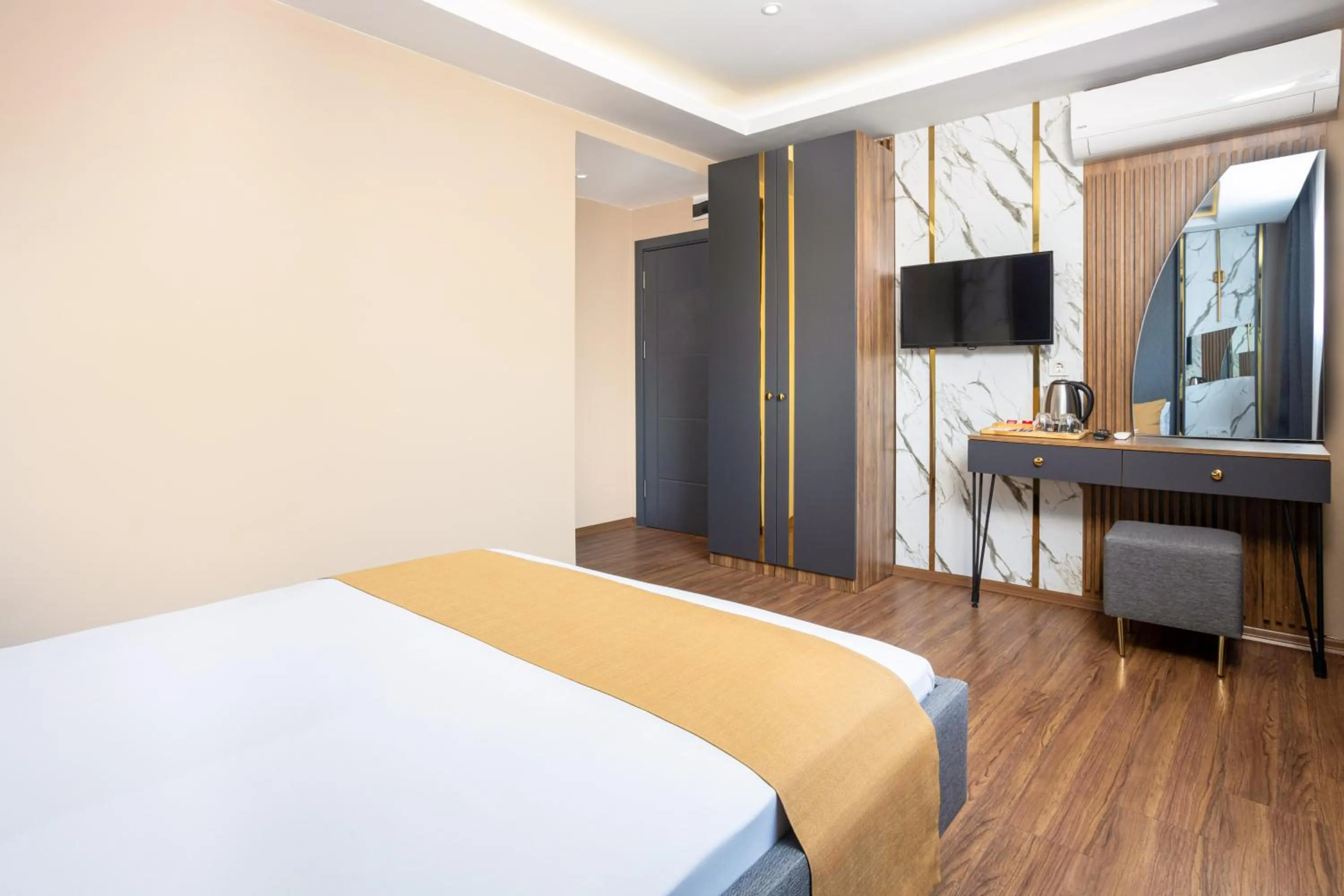 Photo of the whole room, Bed in Meridiani Taksim Hotel