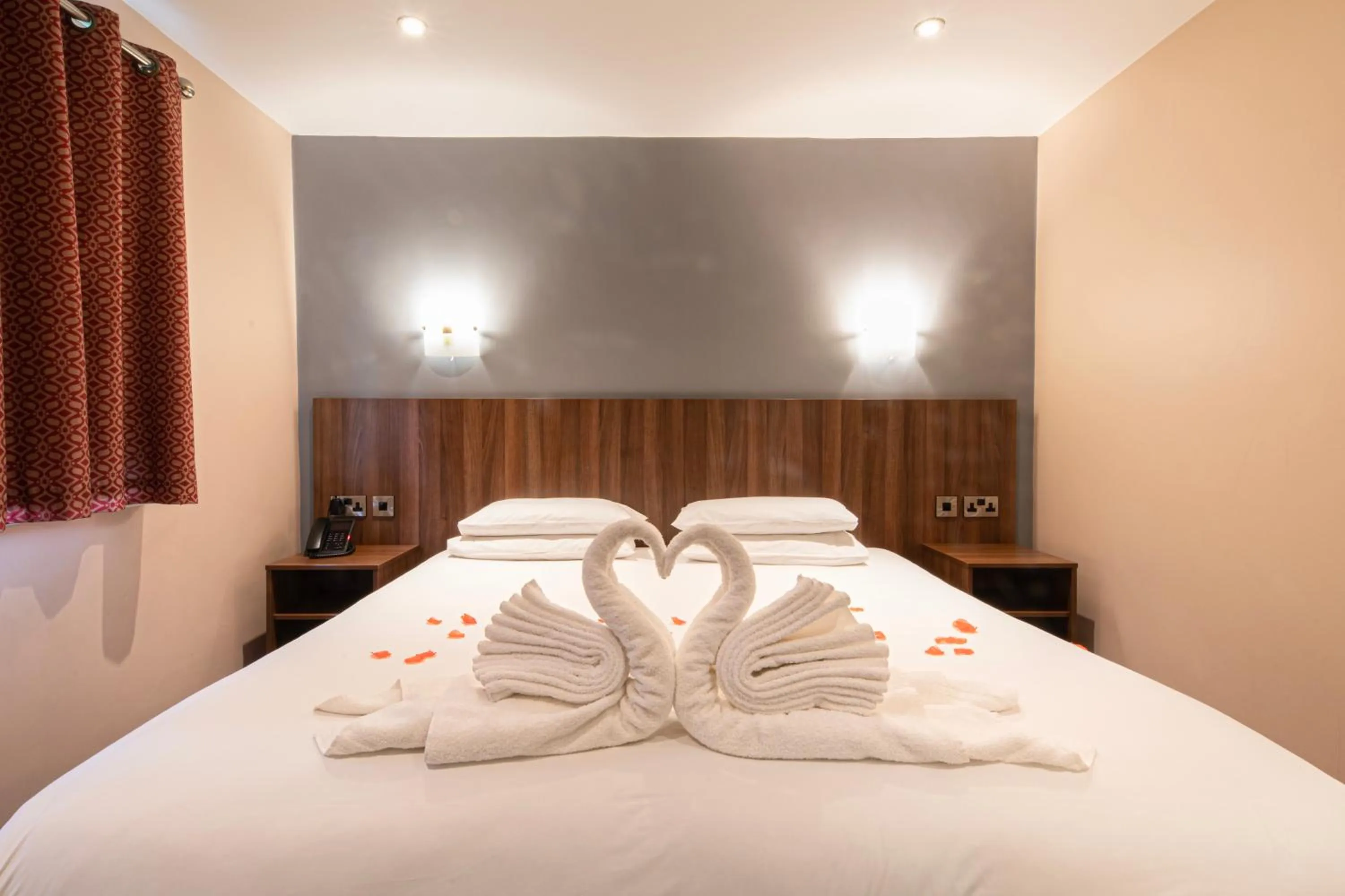 Bedroom, Bed in Springfield Hotel & Health Club