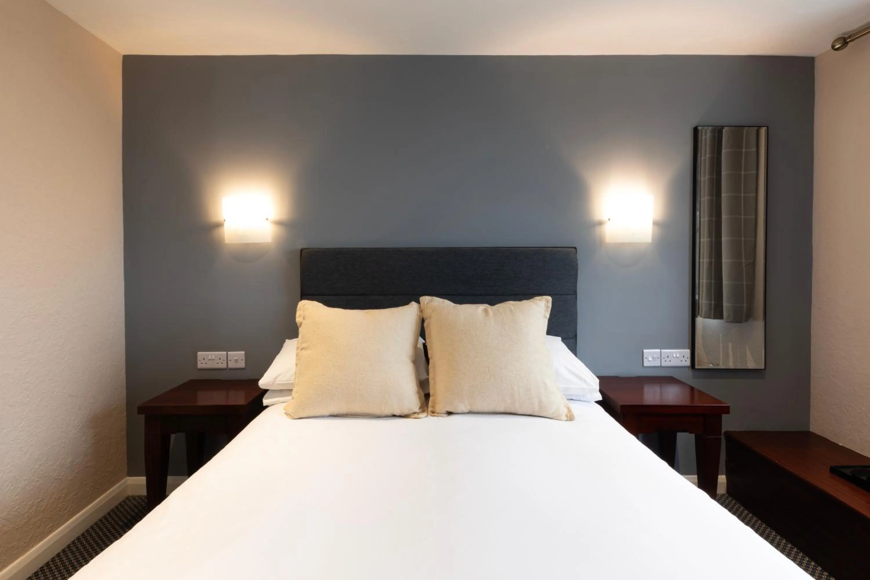 Bedroom, Bed in Springfield Hotel & Health Club