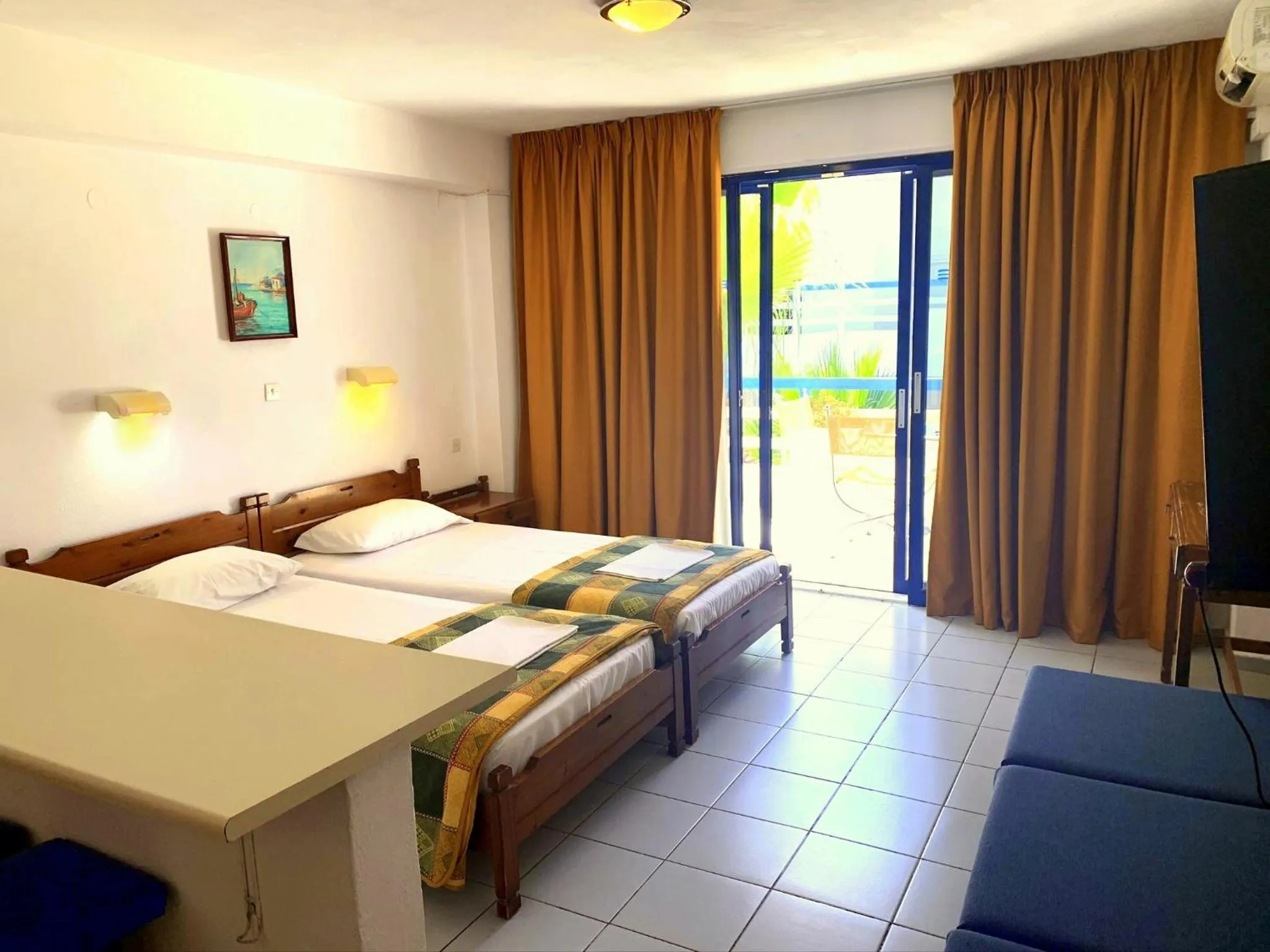 Bed in Kassavetis Center - Hotel Studios & Apartments