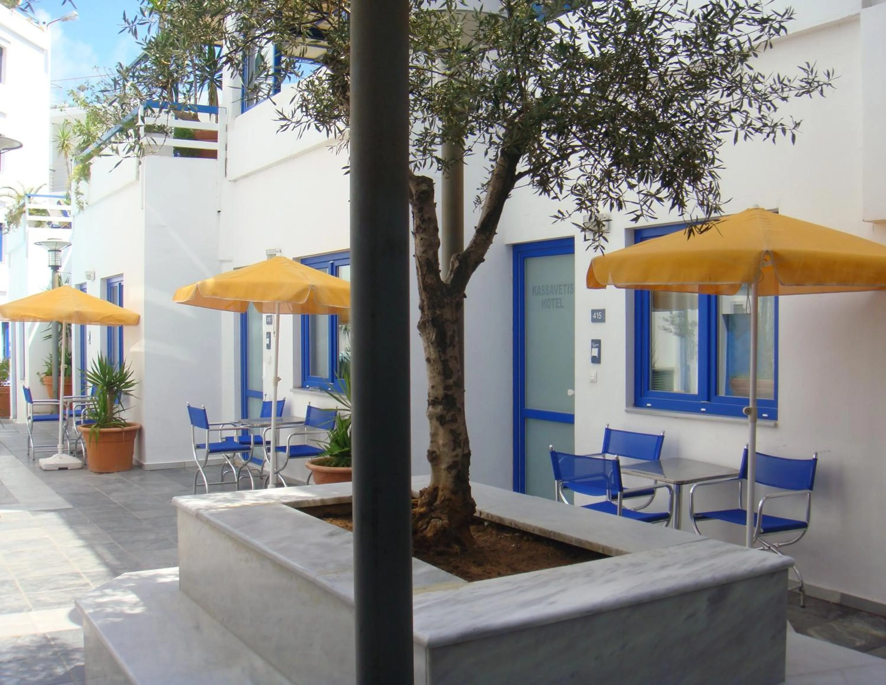 Patio in Kassavetis Center - Hotel Studios & Apartments