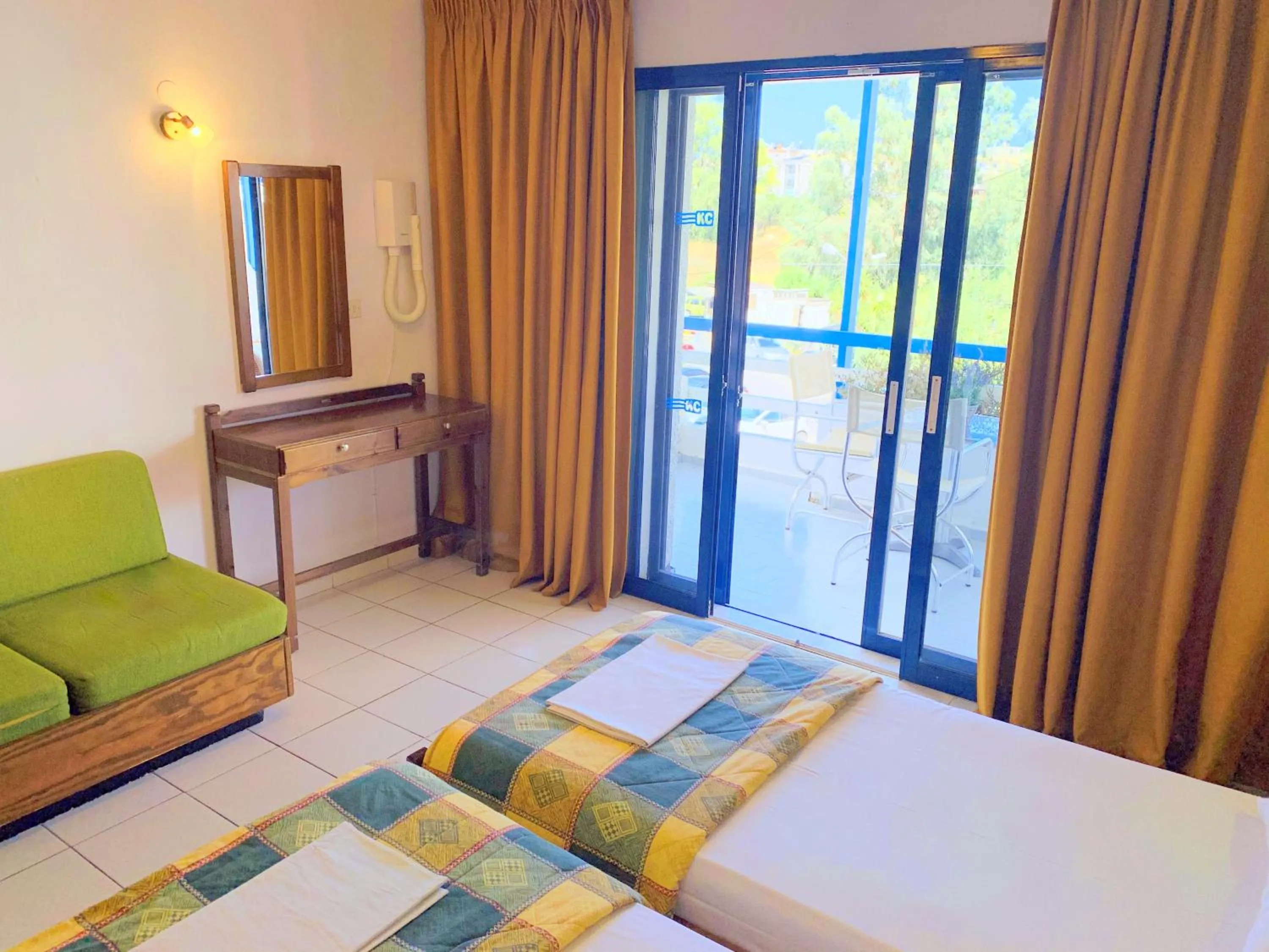 Photo of the whole room, Bed in Kassavetis Center - Hotel Studios & Apartments