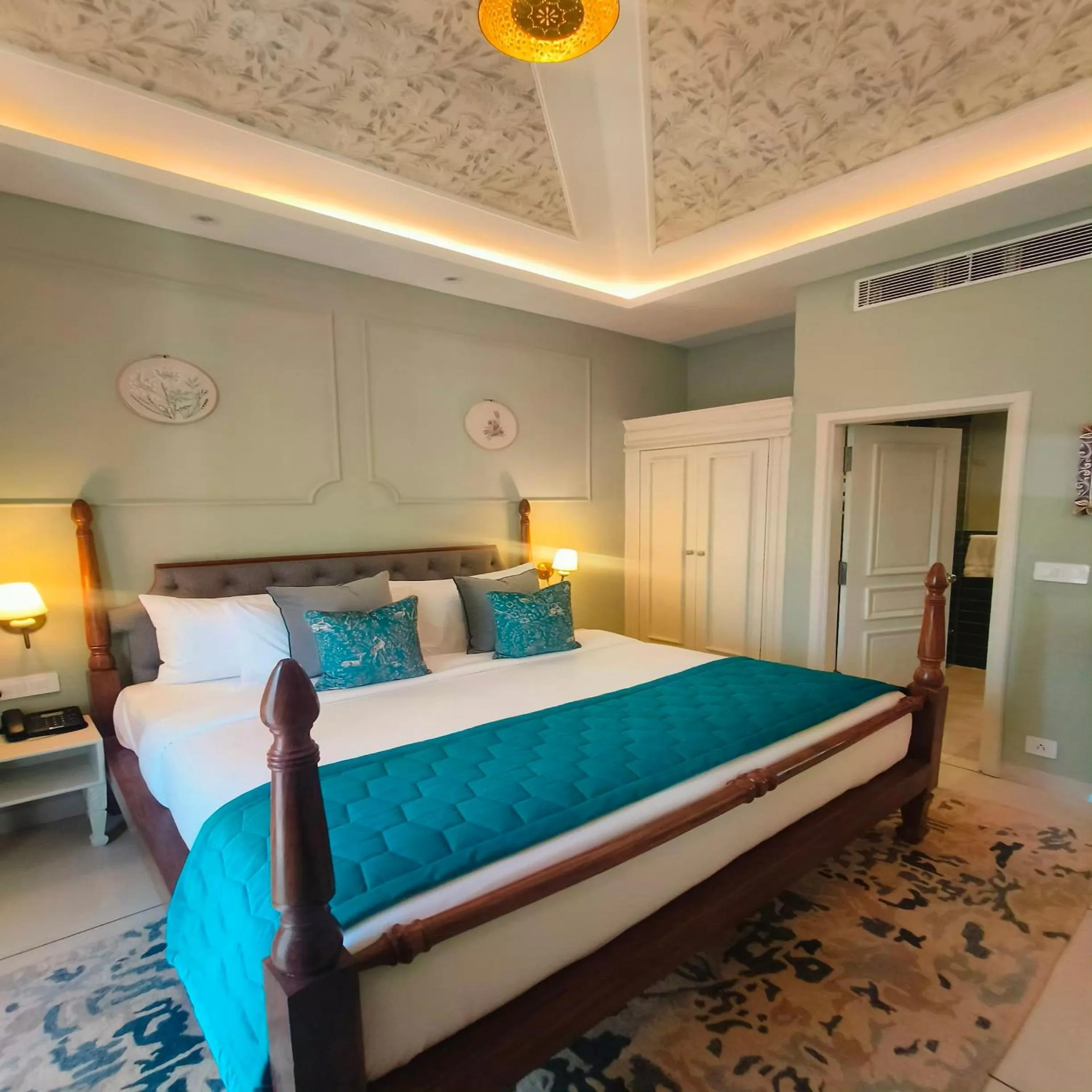 Bed in WelcomHeritage Santa Roza Kasauli