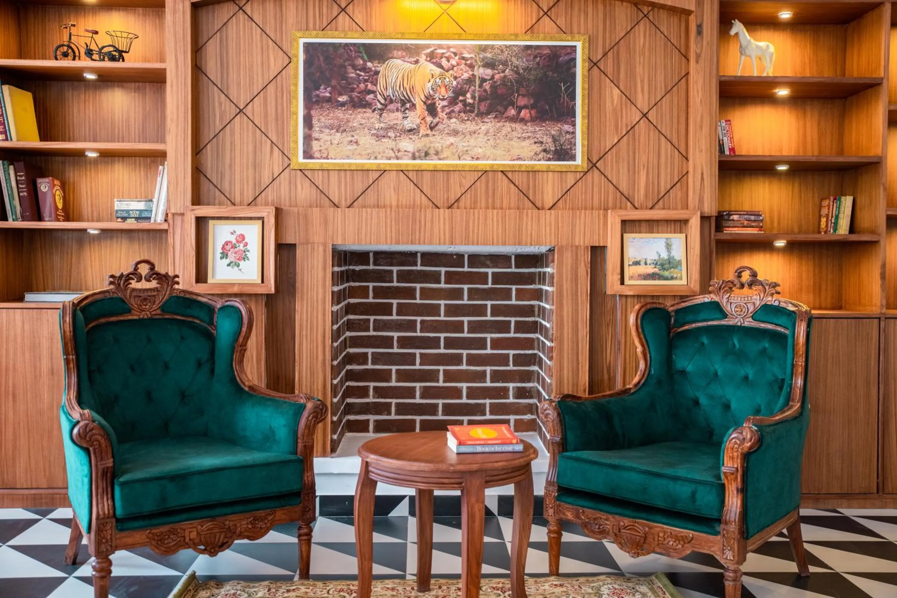 Library in WelcomHeritage Santa Roza Kasauli