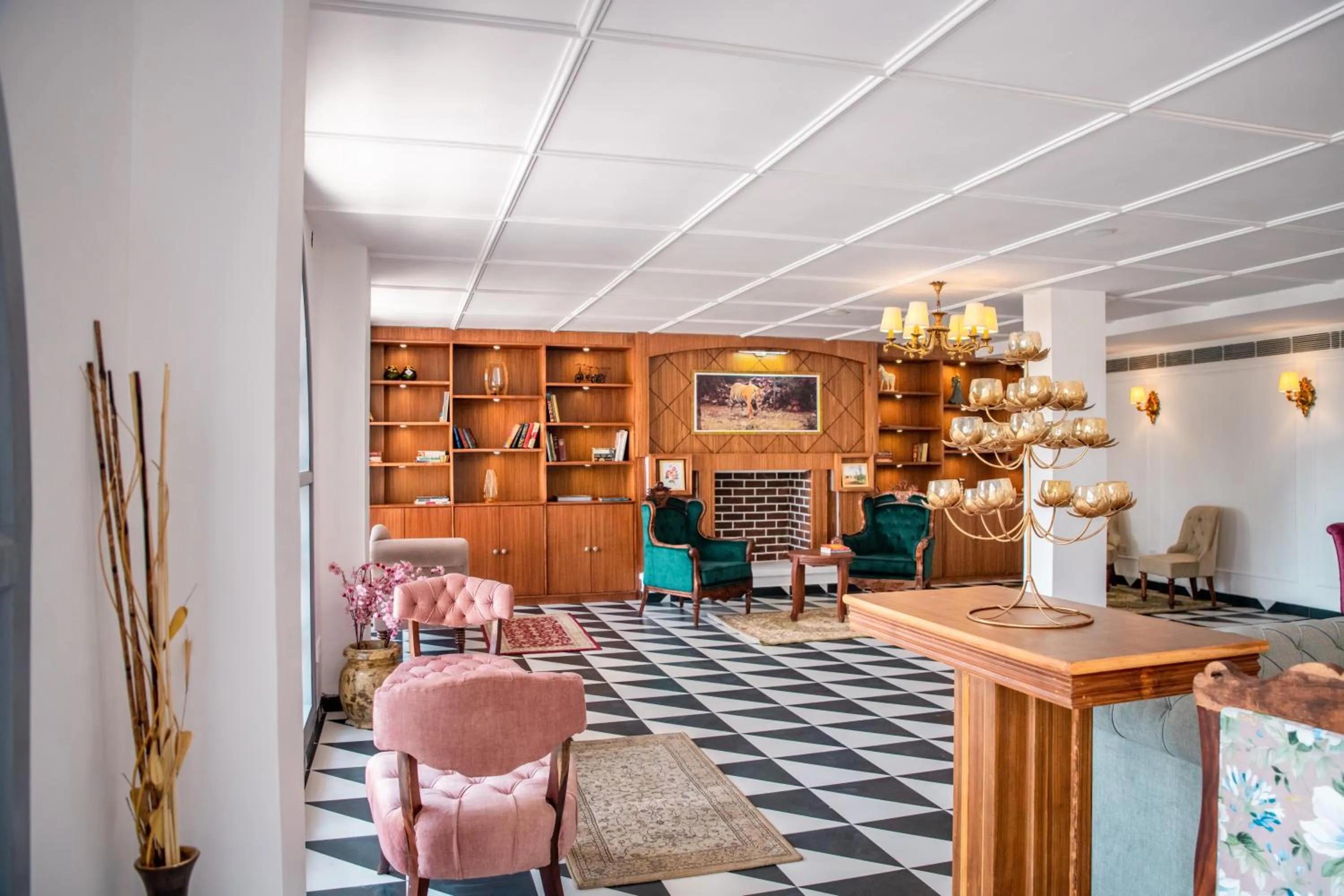 Library in WelcomHeritage Santa Roza Kasauli