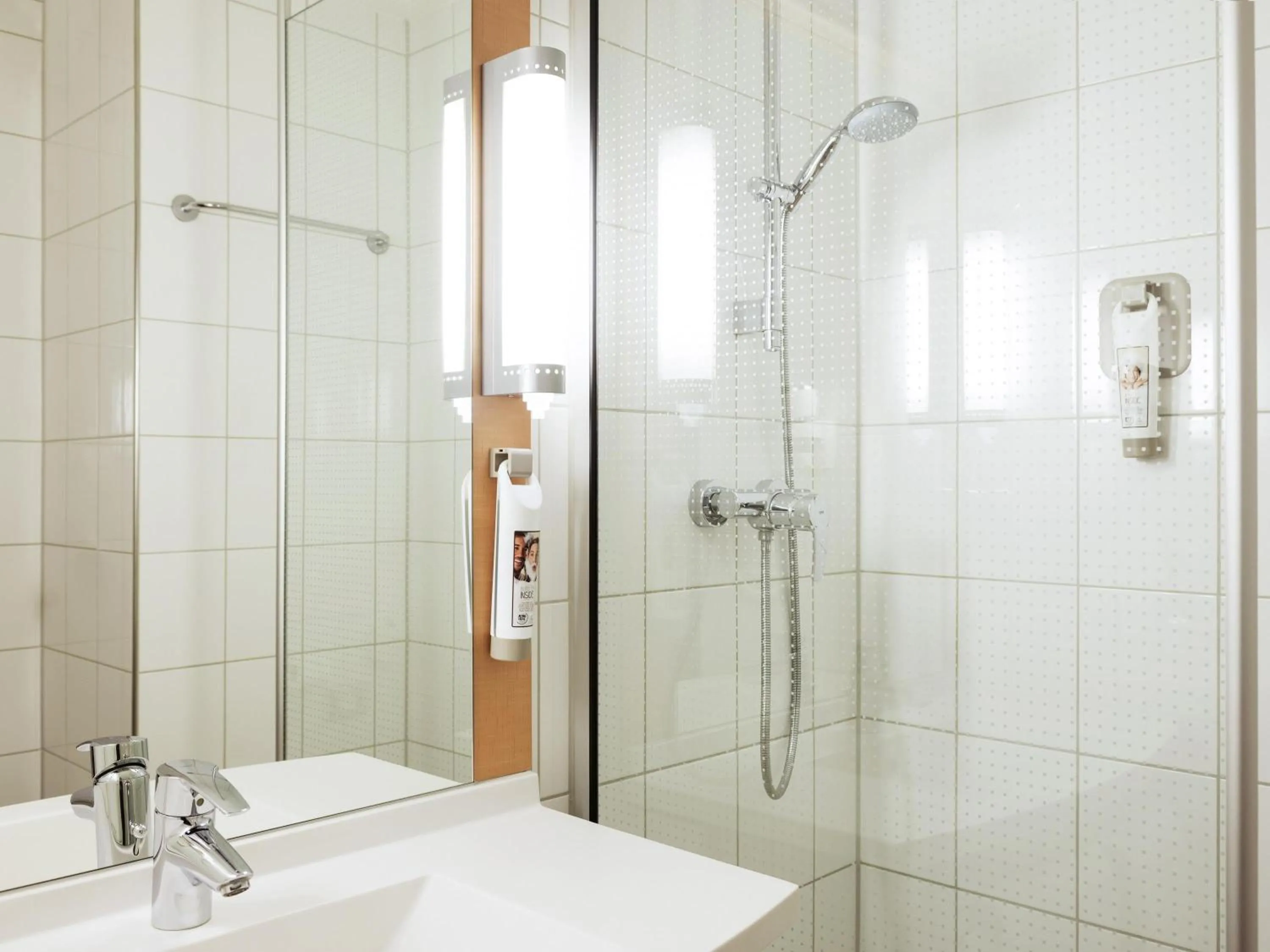 Bedroom in ibis Rotterdam Vlaardingen