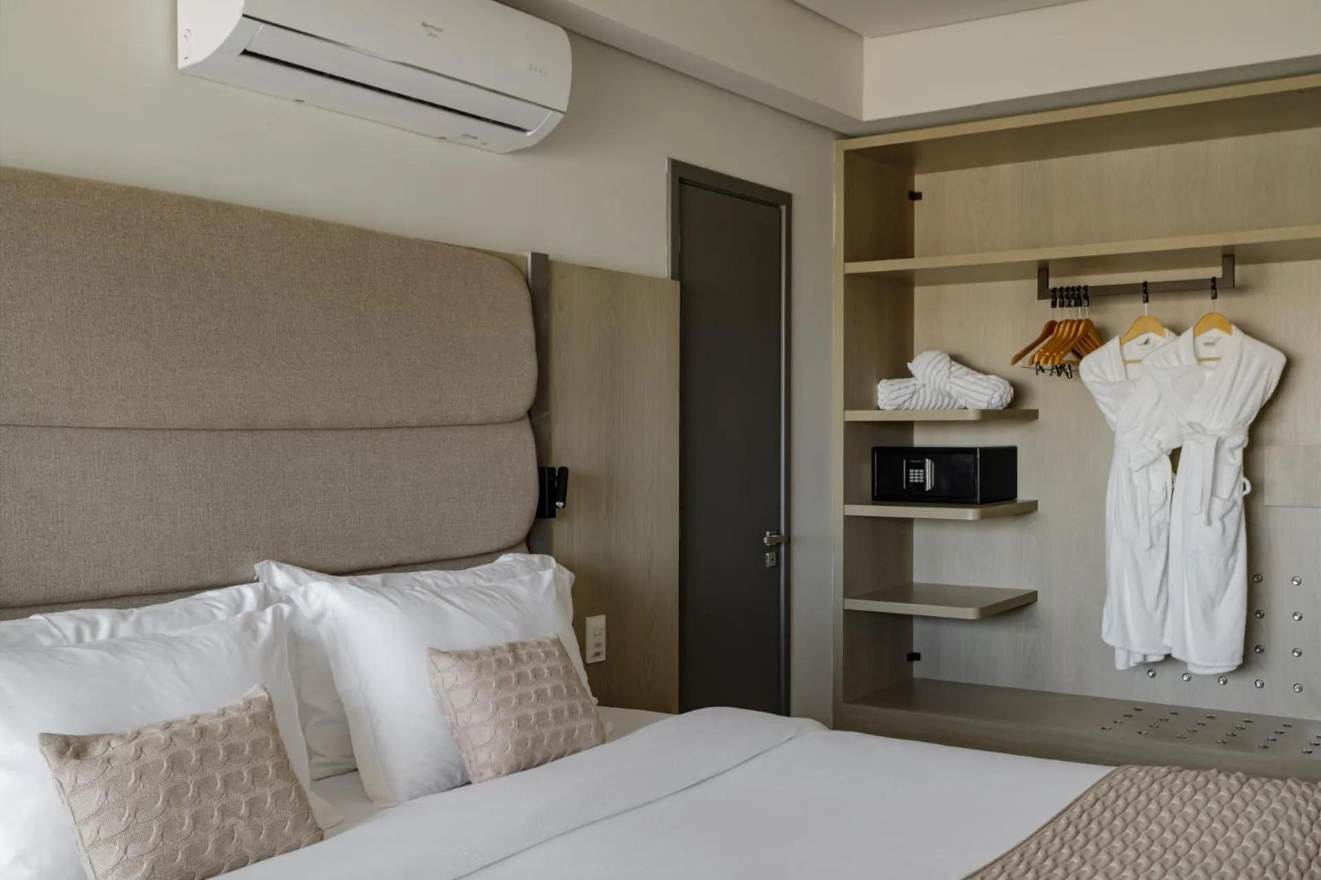 Bed in HCM - Hotel Corais de Manaira