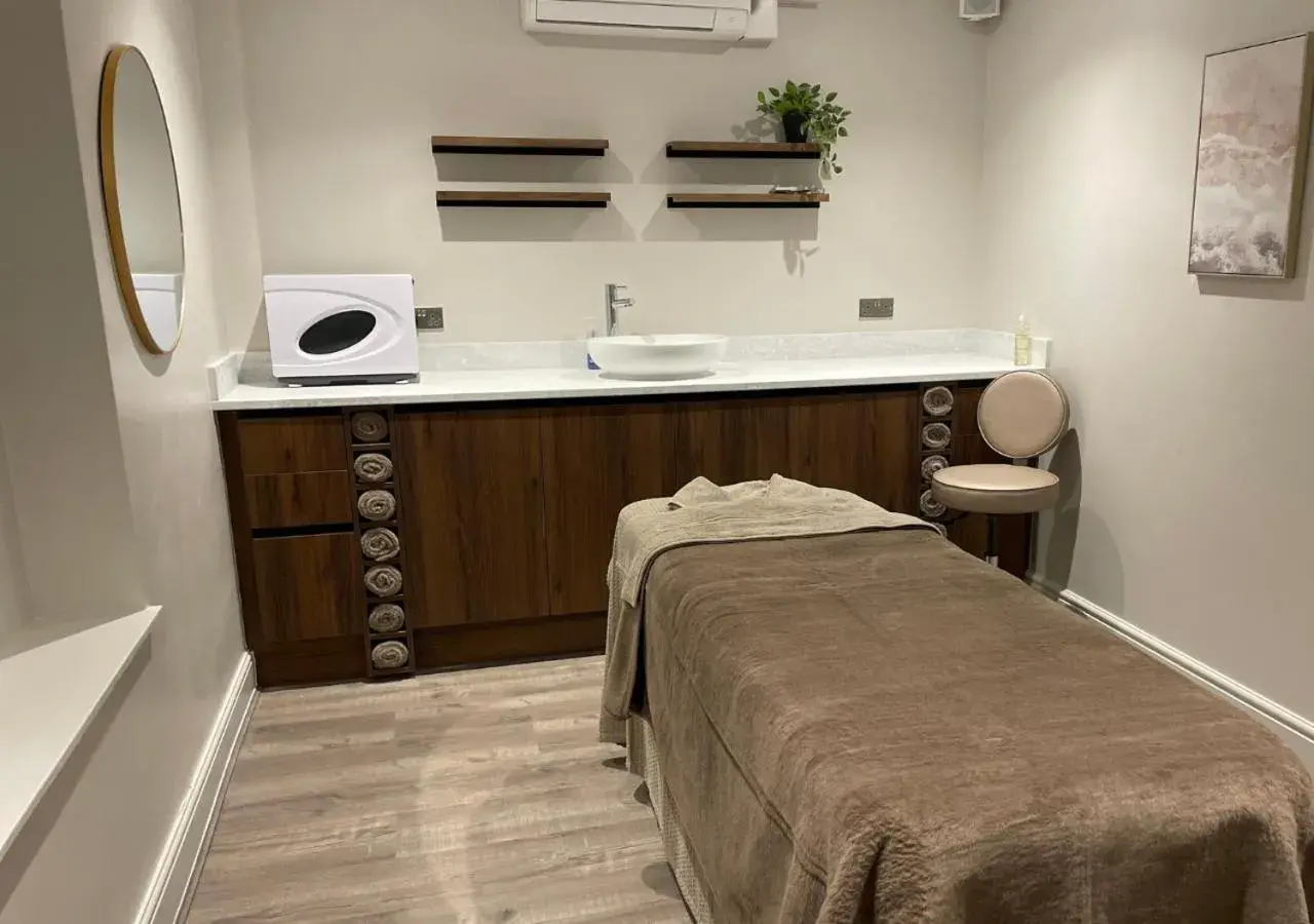 Spa and wellness centre/facilities, Bed in Hogs Back Hotel & Spa Nr Farnham Spa and wellness centre/facilities, Bed in Hogs Back Hotel & Spa Nr Farnham