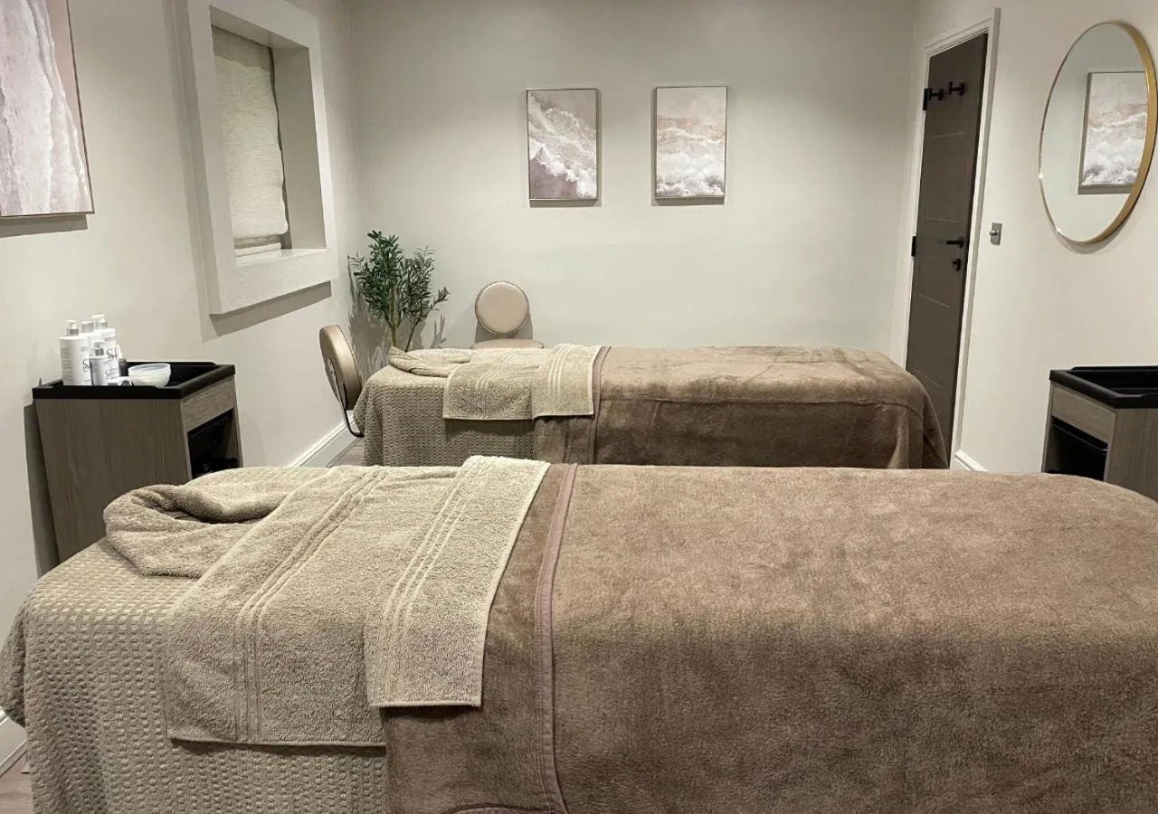 Spa and wellness centre/facilities, Bed in Hogs Back Hotel & Spa Nr Farnham