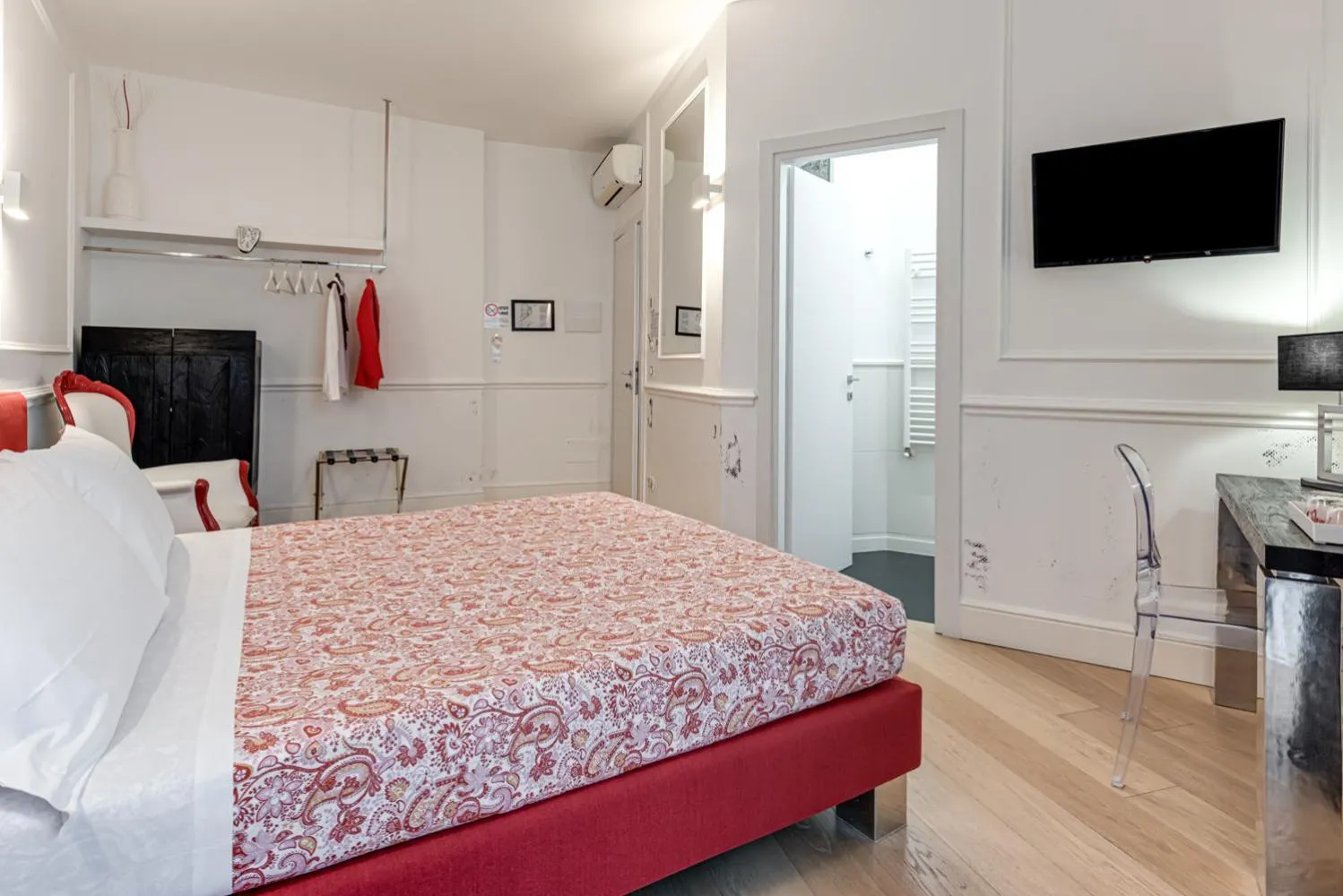 Photo of the whole room, Bed in Guicciardini 24