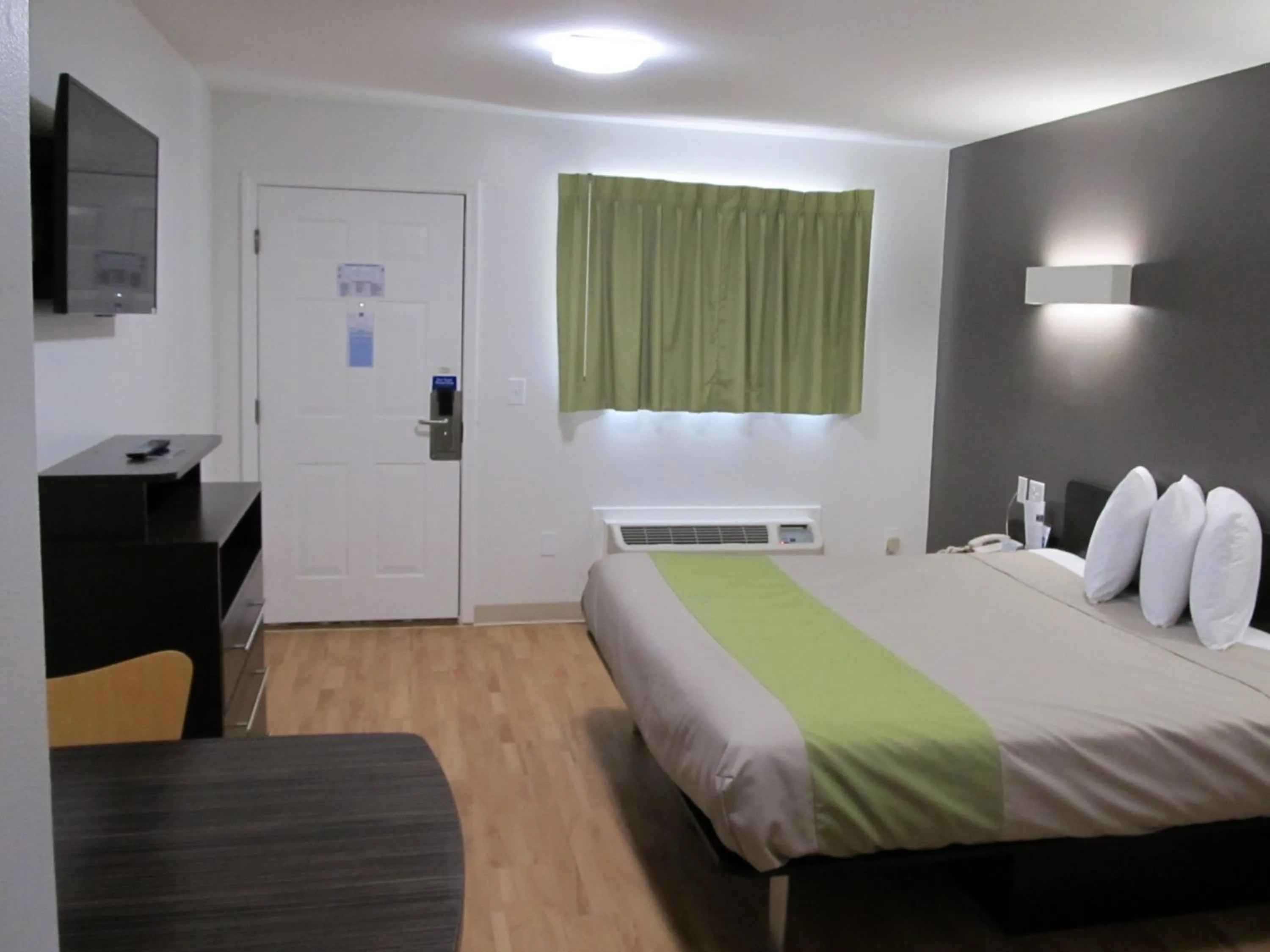 Bedroom, Bed in Studio 6-Atlanta, GA - Chamblee