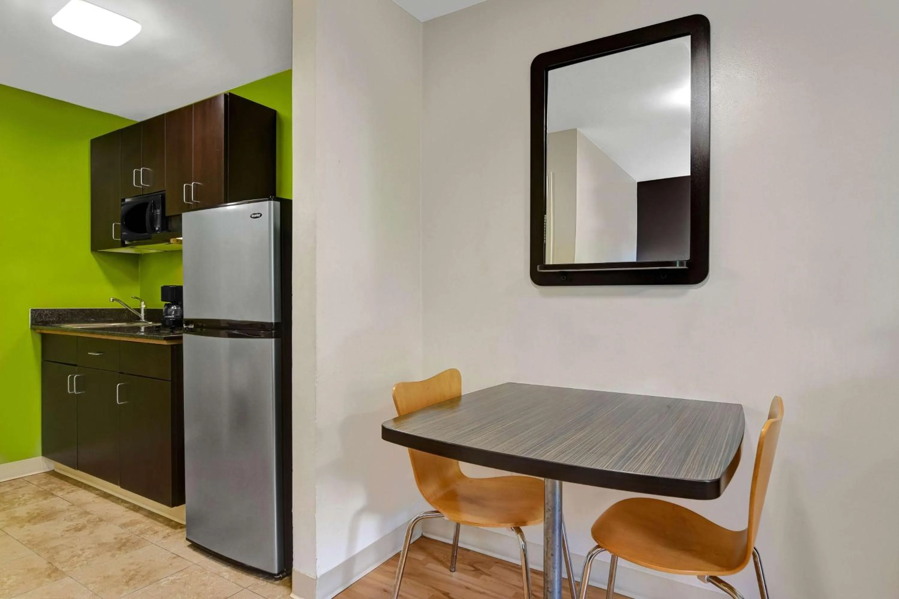 Photo of the whole room in Studio 6-Atlanta, GA - Chamblee