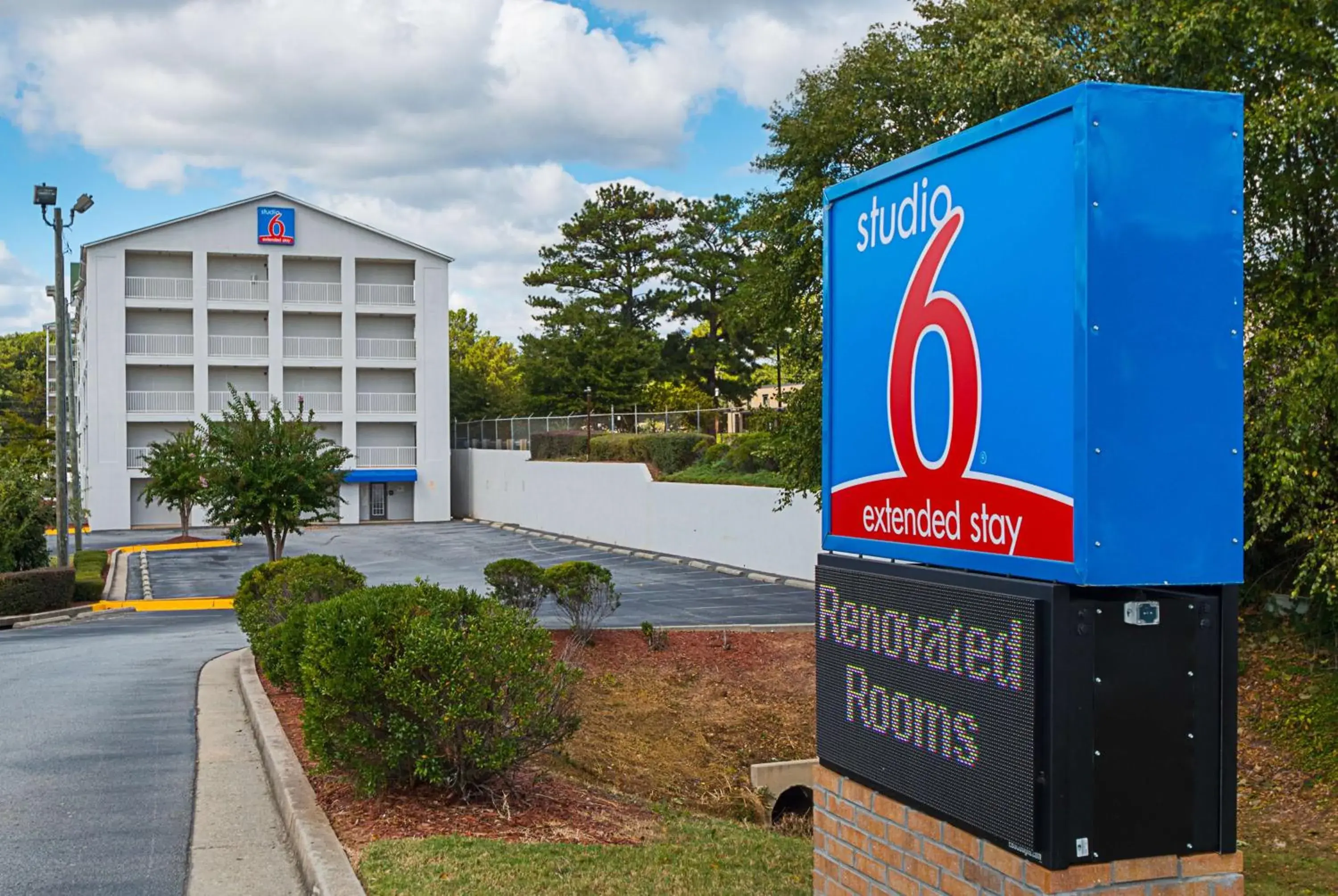 Property building in Studio 6-Atlanta, GA - Chamblee Property building in Studio 6-Atlanta, GA - Chamblee