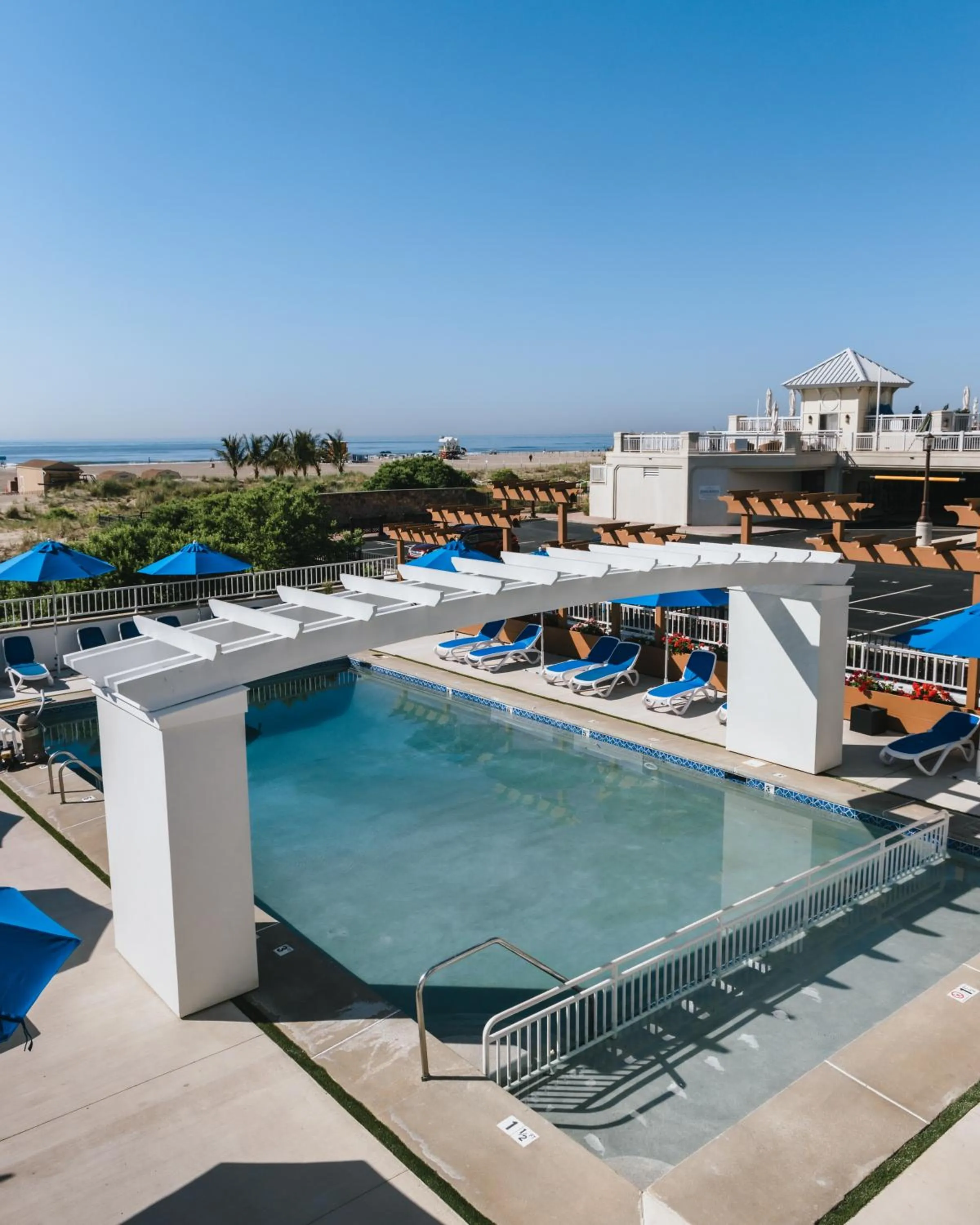 Swimming pool in Mahalo Diamond Beach Resort