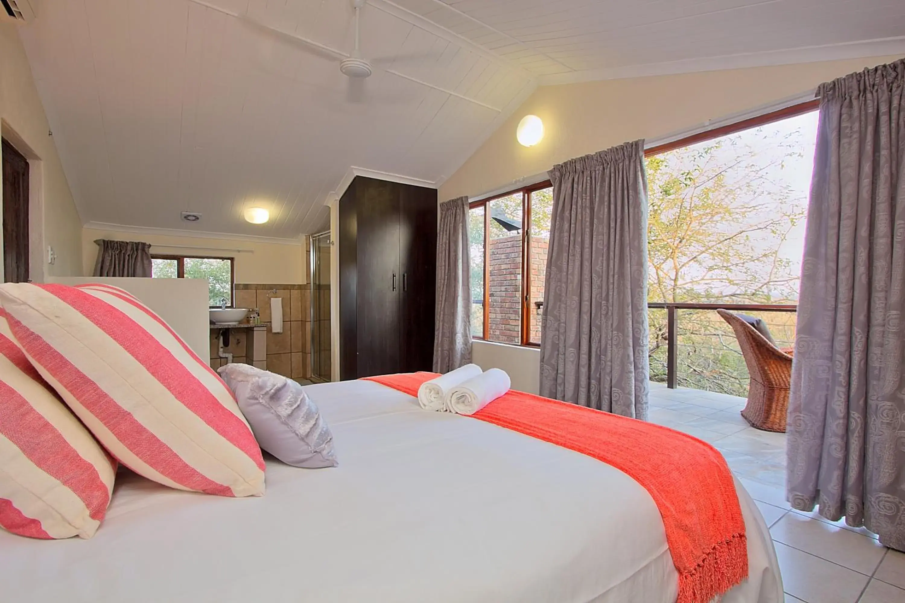 Shower, Bed in Royal Marlothi Kruger Safari Lodge and Spa Shower, Bed in Royal Marlothi Kruger Safari Lodge and Spa