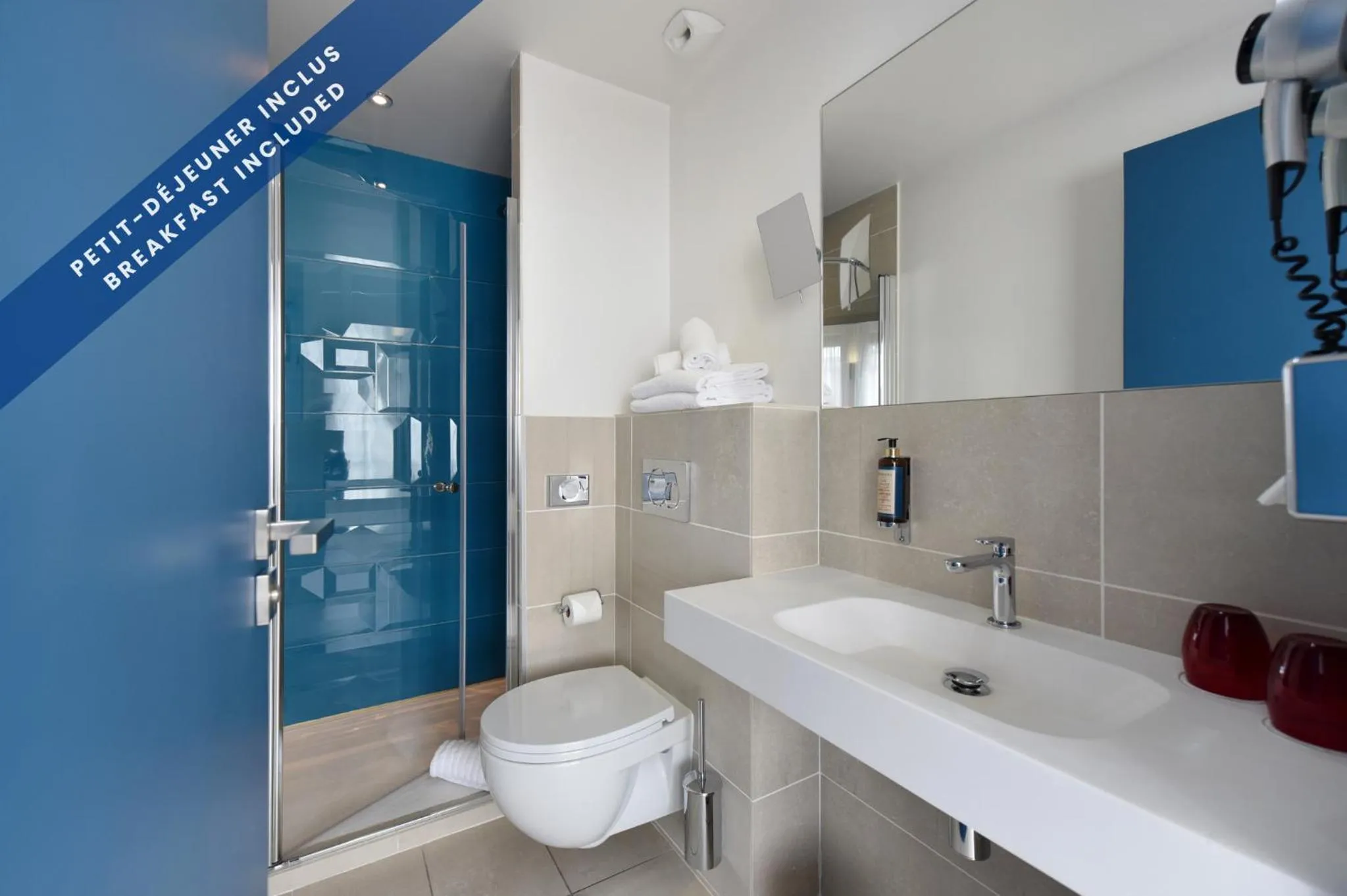 Shower in Hôtel Les Voiles