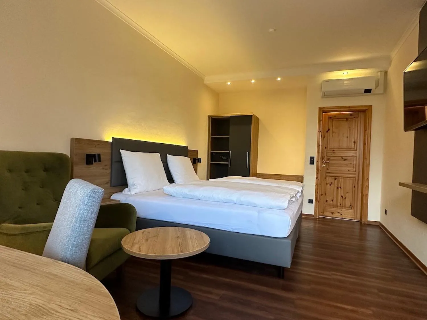 Staff, Bed in Waldhotel zum Bergsee Damme