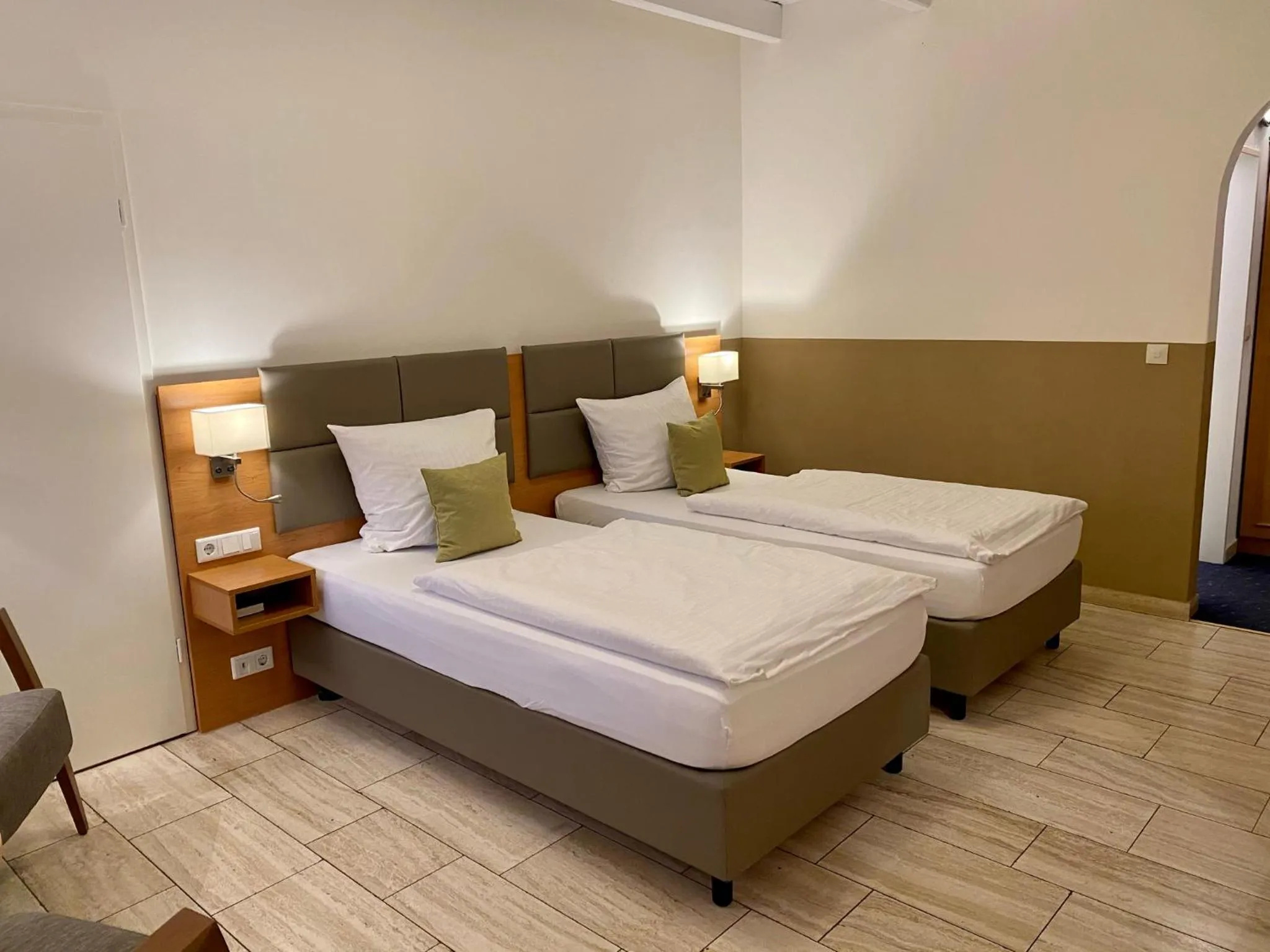 Staff, Bed in Waldhotel zum Bergsee Damme