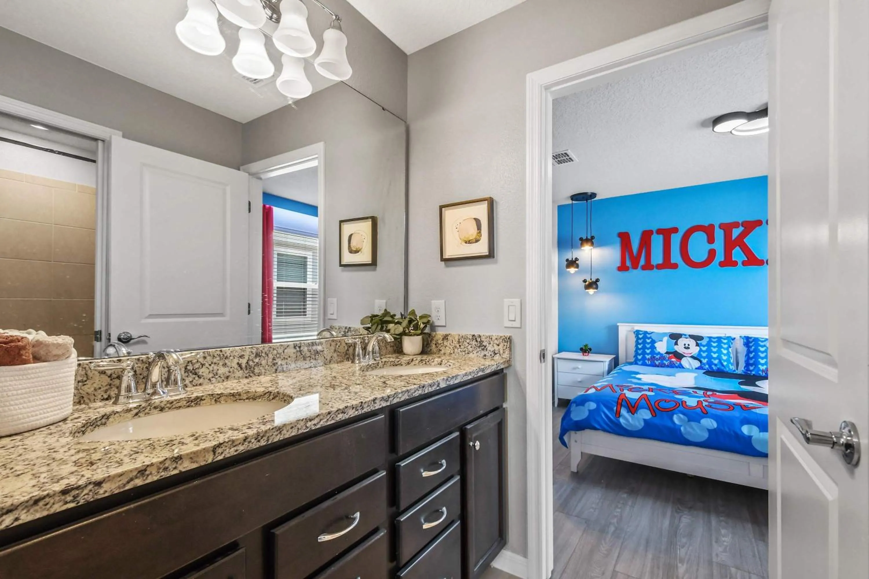 Luxury 28 Guest Home w Games, CInema and More!
