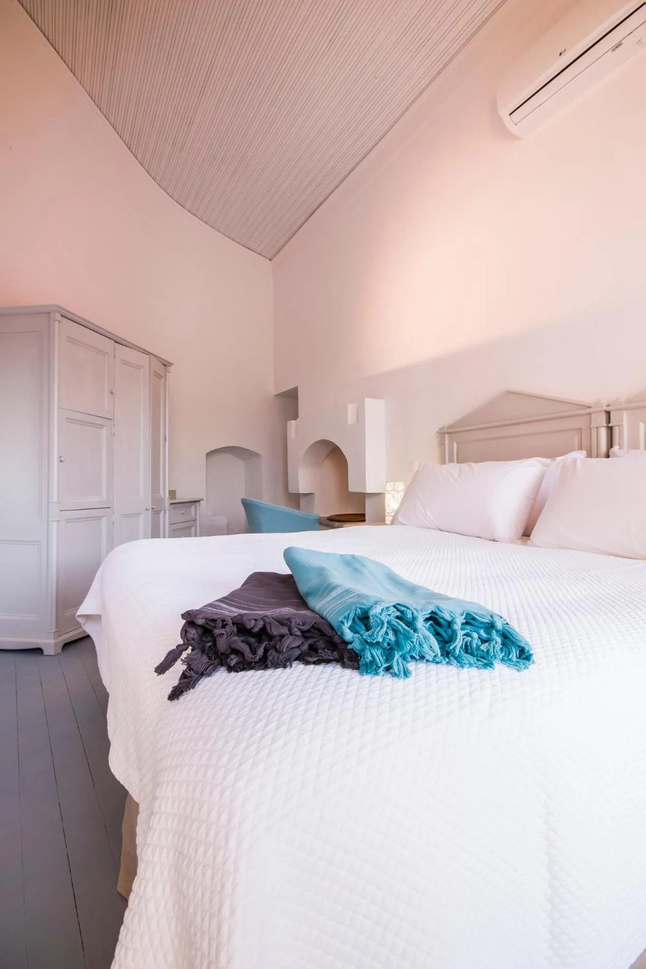 Photo of the whole room, Bed in The Old Markets