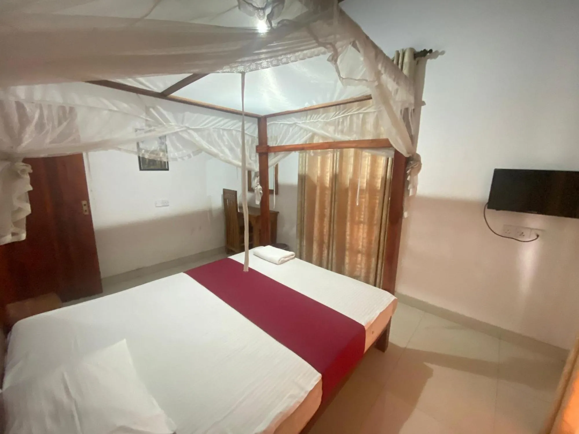 Photo of the whole room, Bed in The Kandy Mount Layathraa