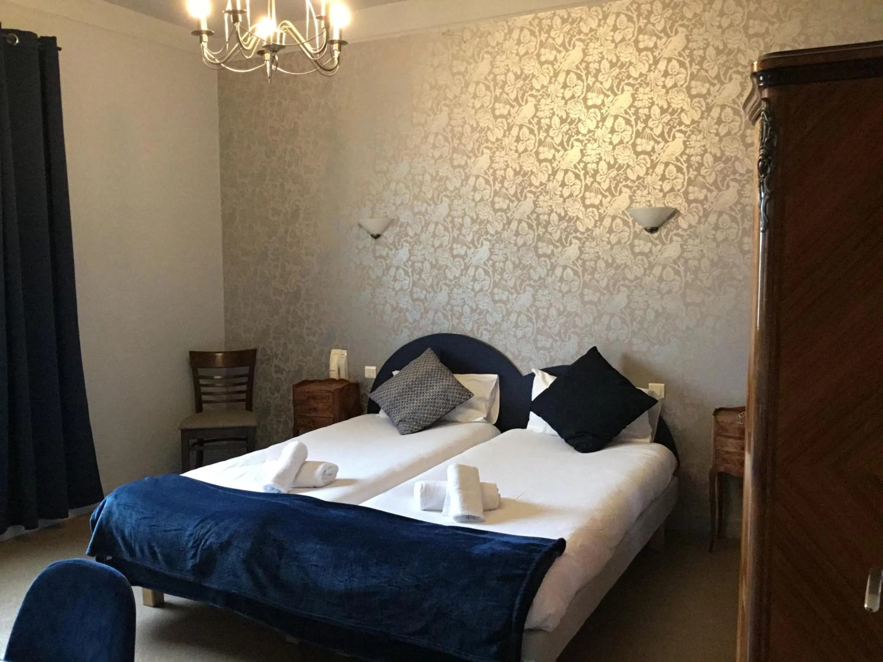 Twin Room with Lake View in Pont Napoléon Moissac