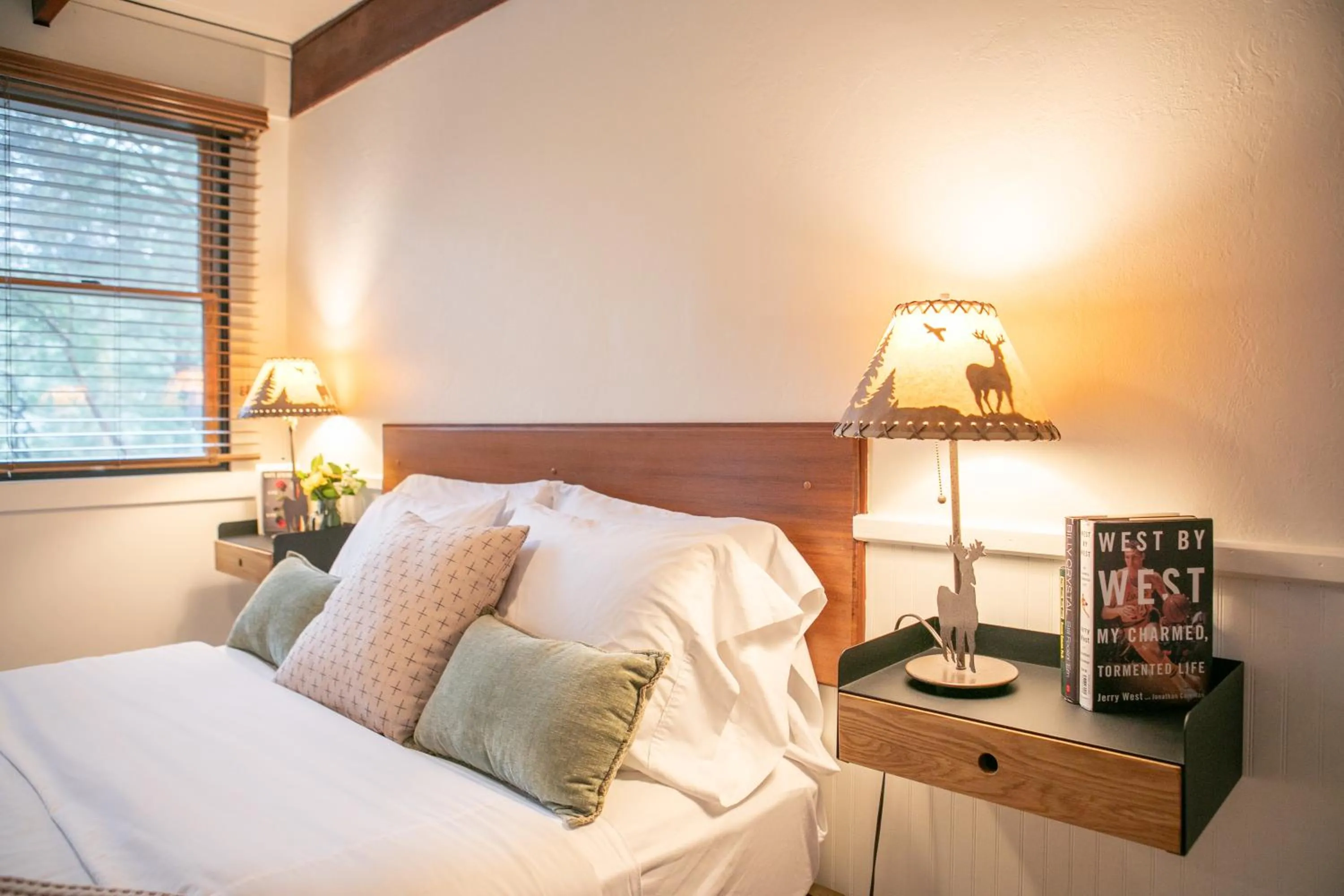 Bed in Anderson Valley Inn