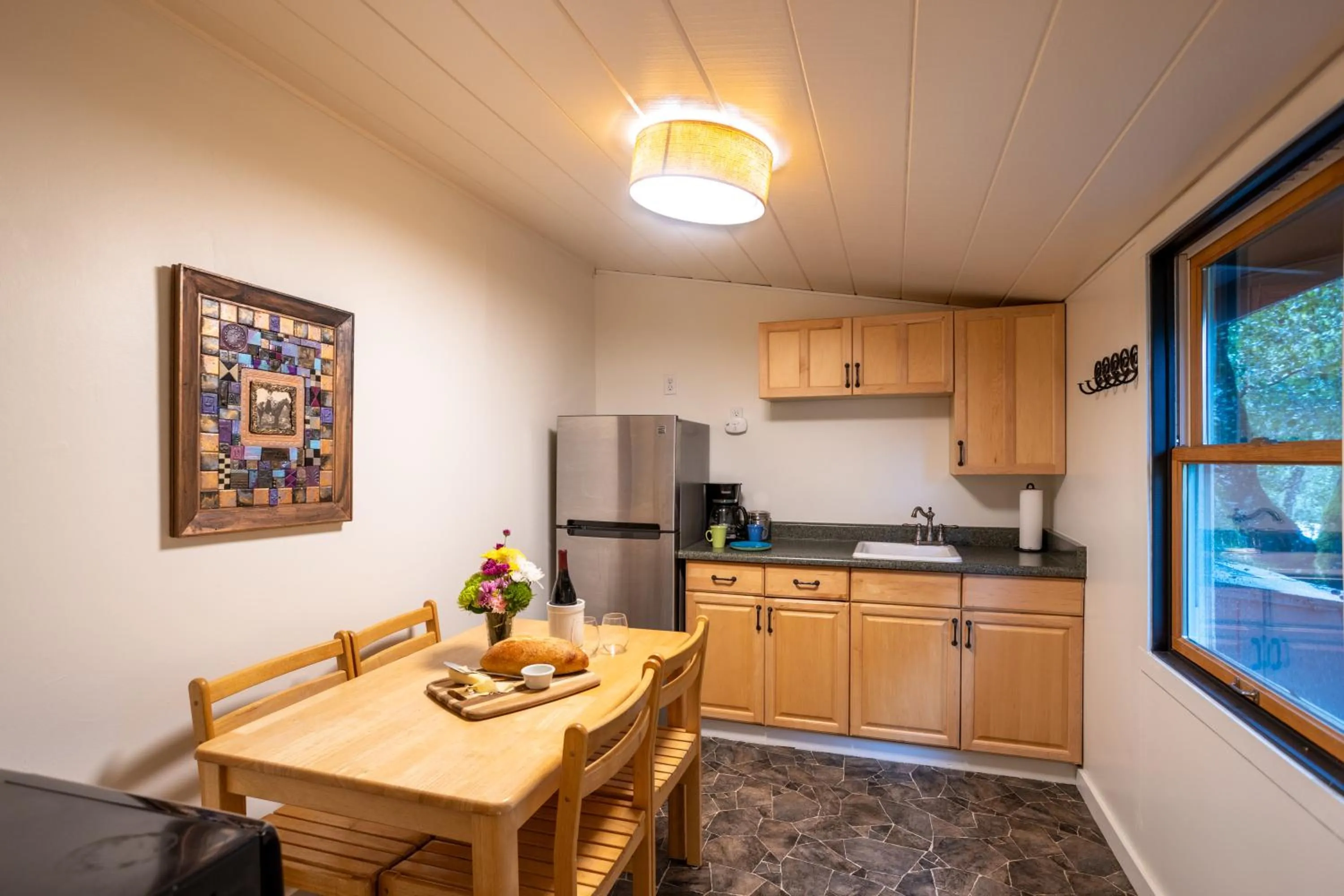 Kitchen or kitchenette in Anderson Valley Inn