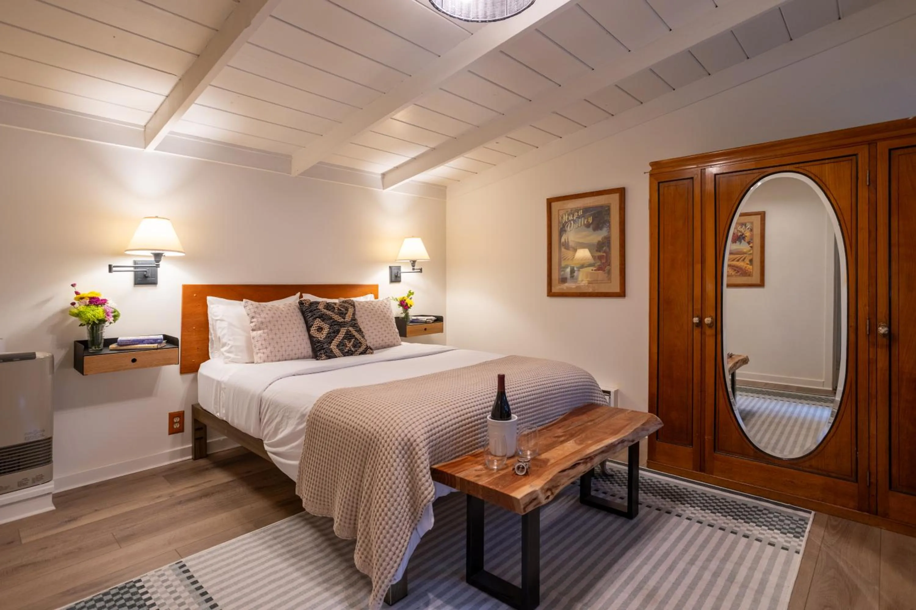 Photo of the whole room, Bed in Anderson Valley Inn