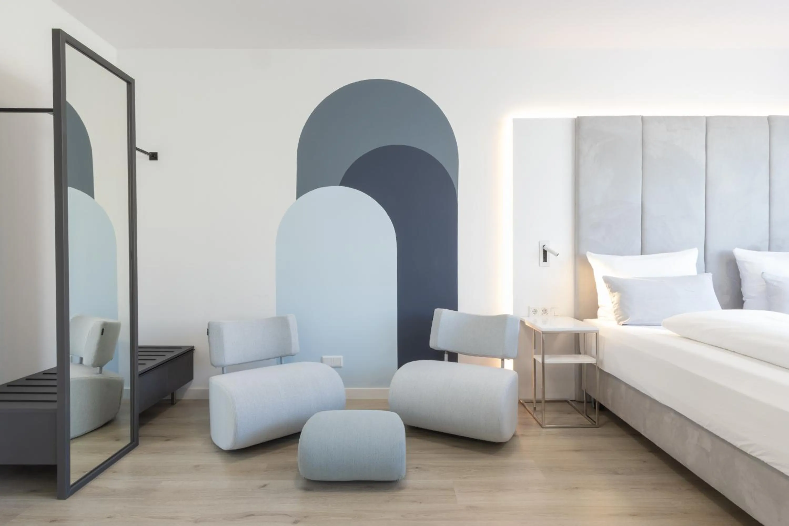 Seating area, Bed in zzzpace Smart-Hotel Bielefeld Zentrum