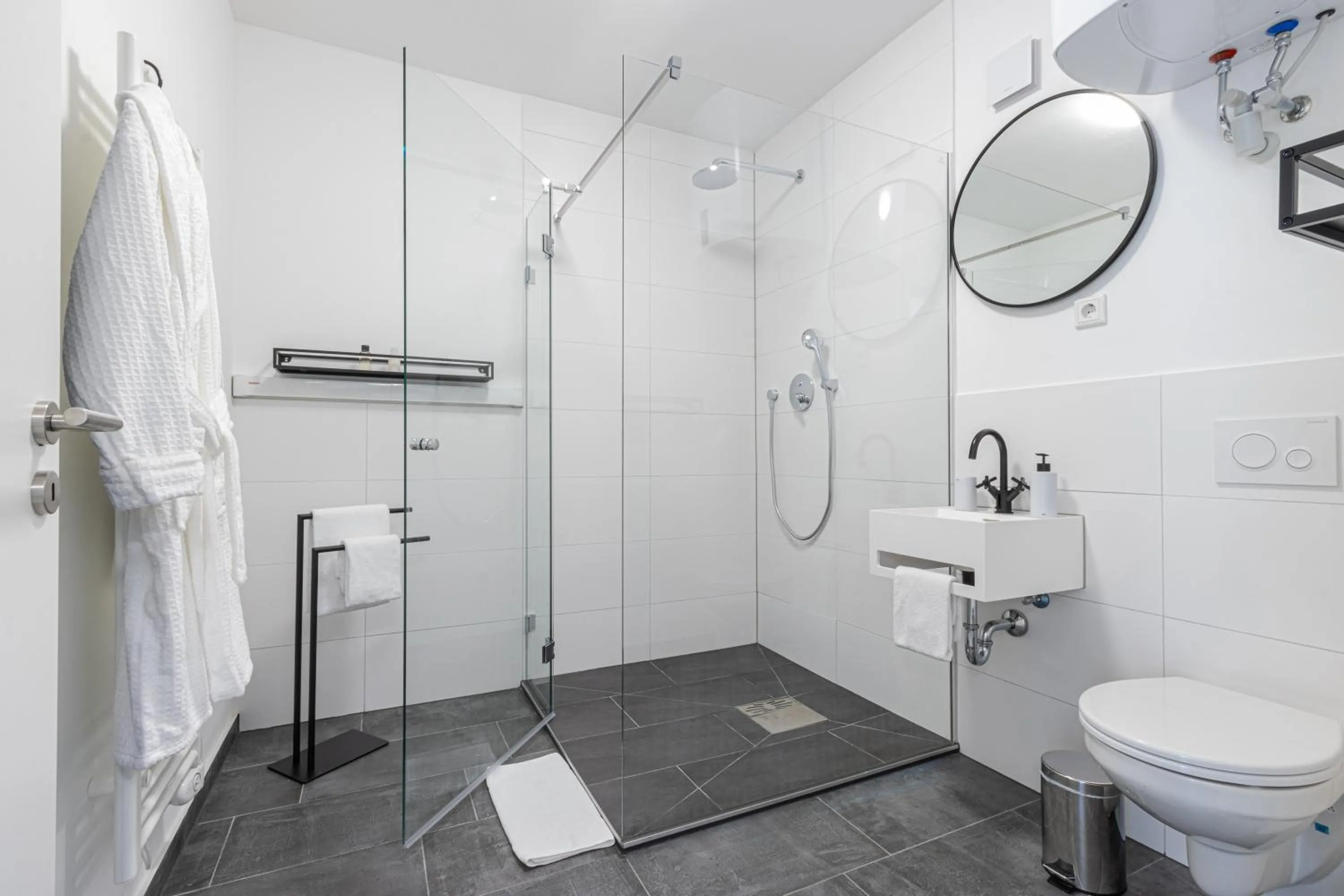 Shower in zzzpace Smart-Hotel Bielefeld Zentrum