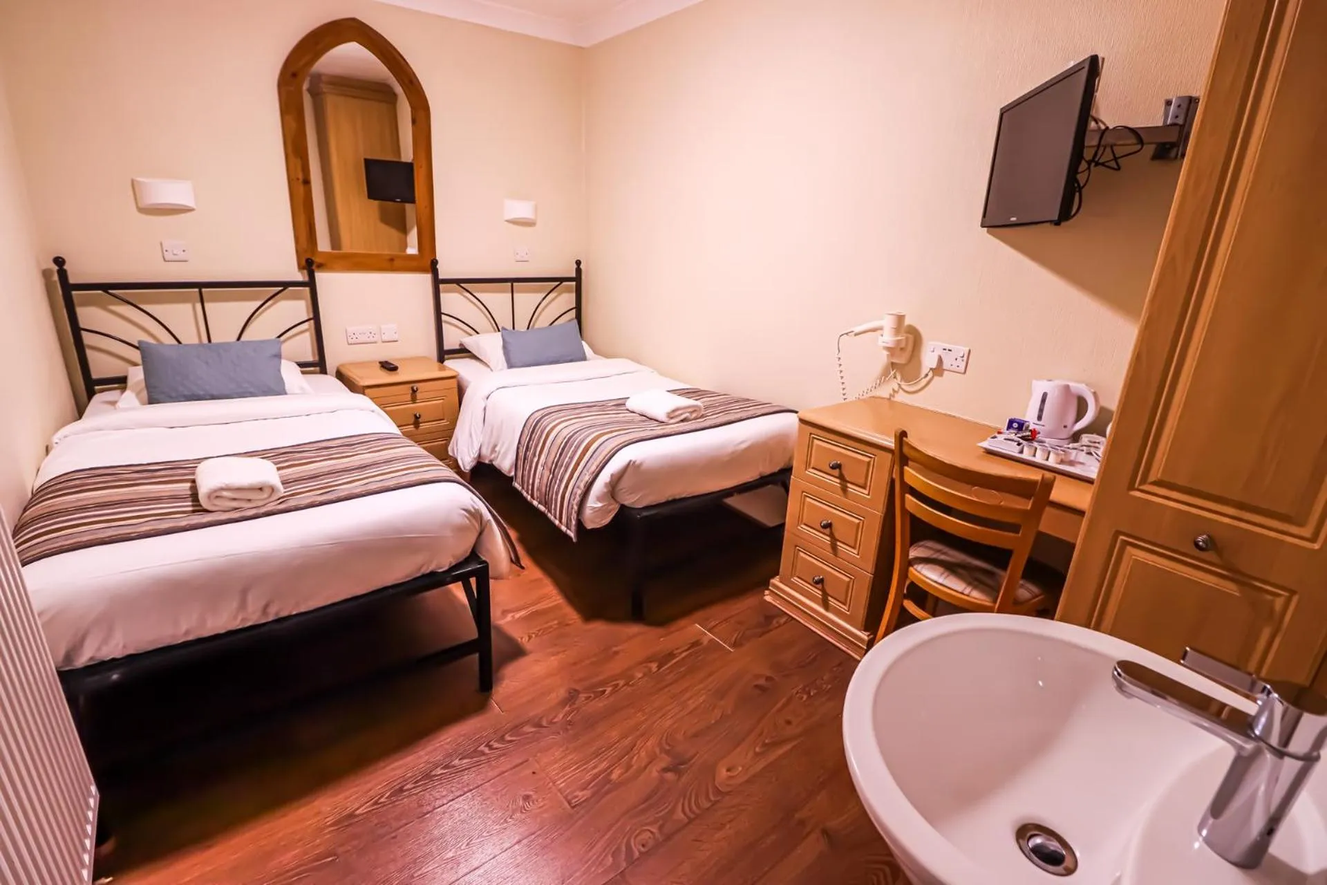 Bed in Fairway Hotel