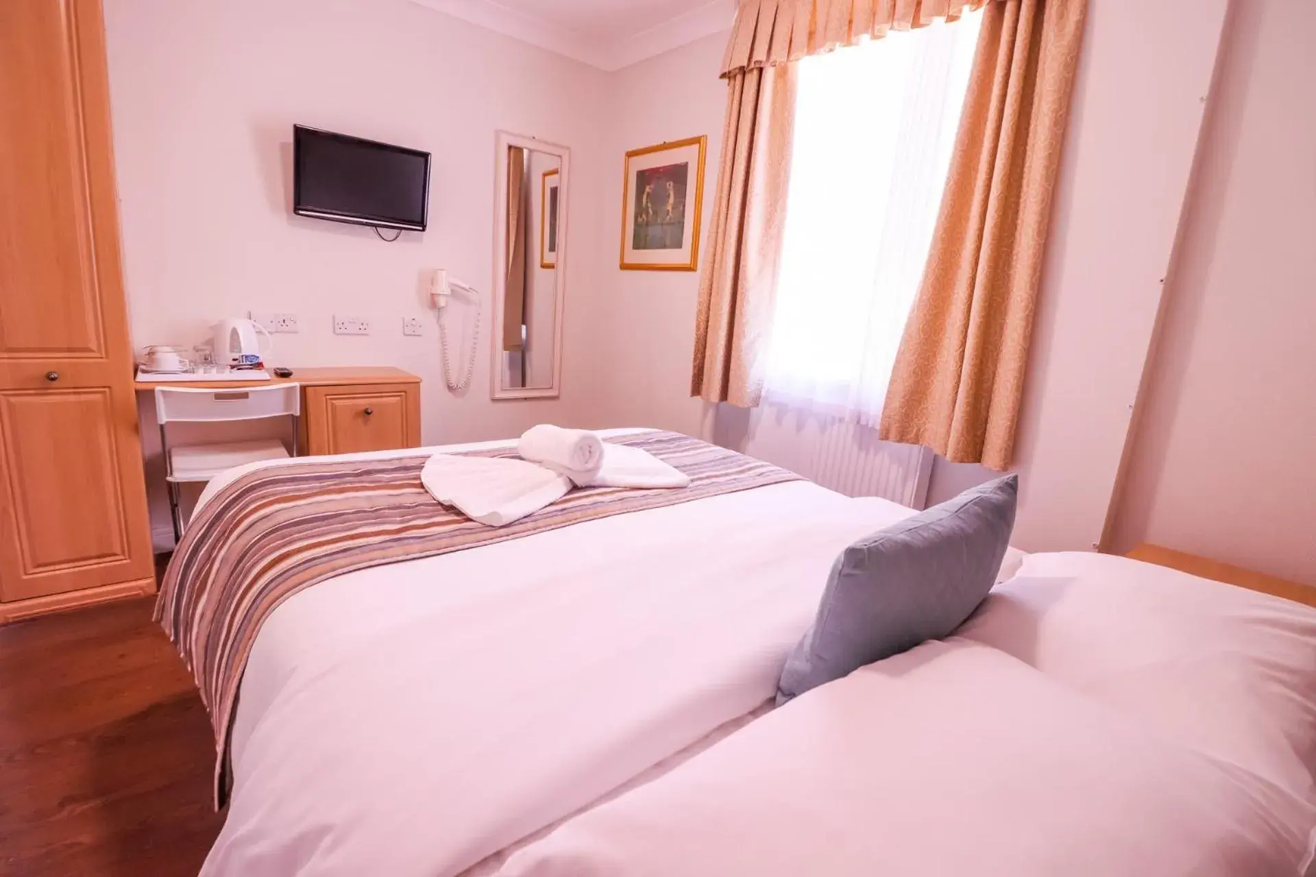 Bedroom, Bed in Fairway Hotel Bedroom, Bed in Fairway Hotel