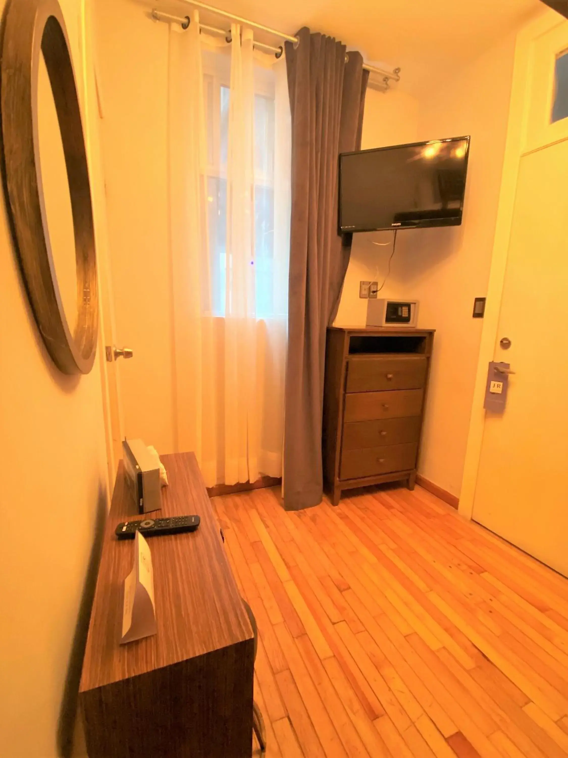 TV and multimedia in Suites Alcazar TV and multimedia in Suites Alcazar