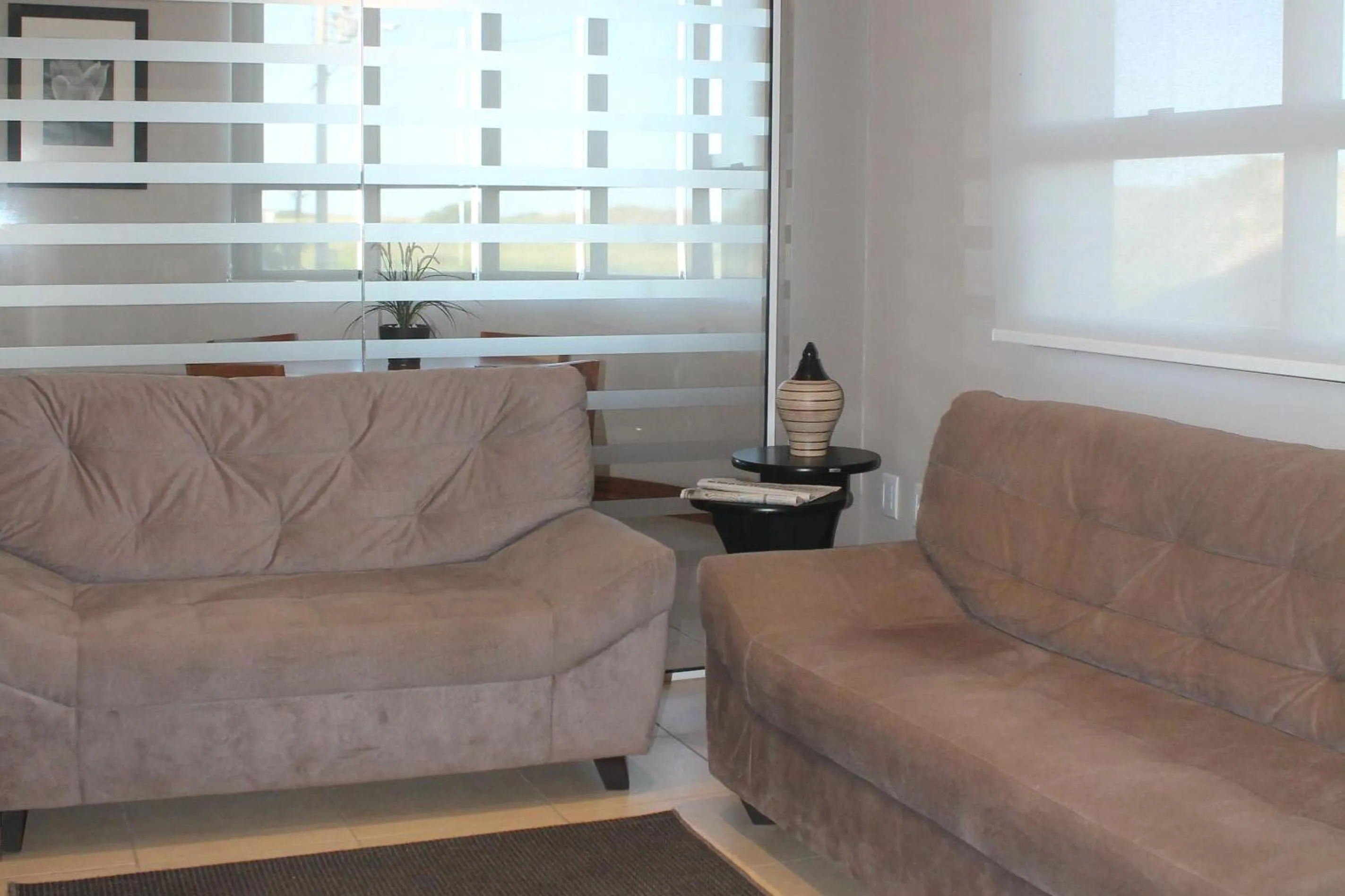 Communal lounge/ TV room in Nelson Praia Hotel