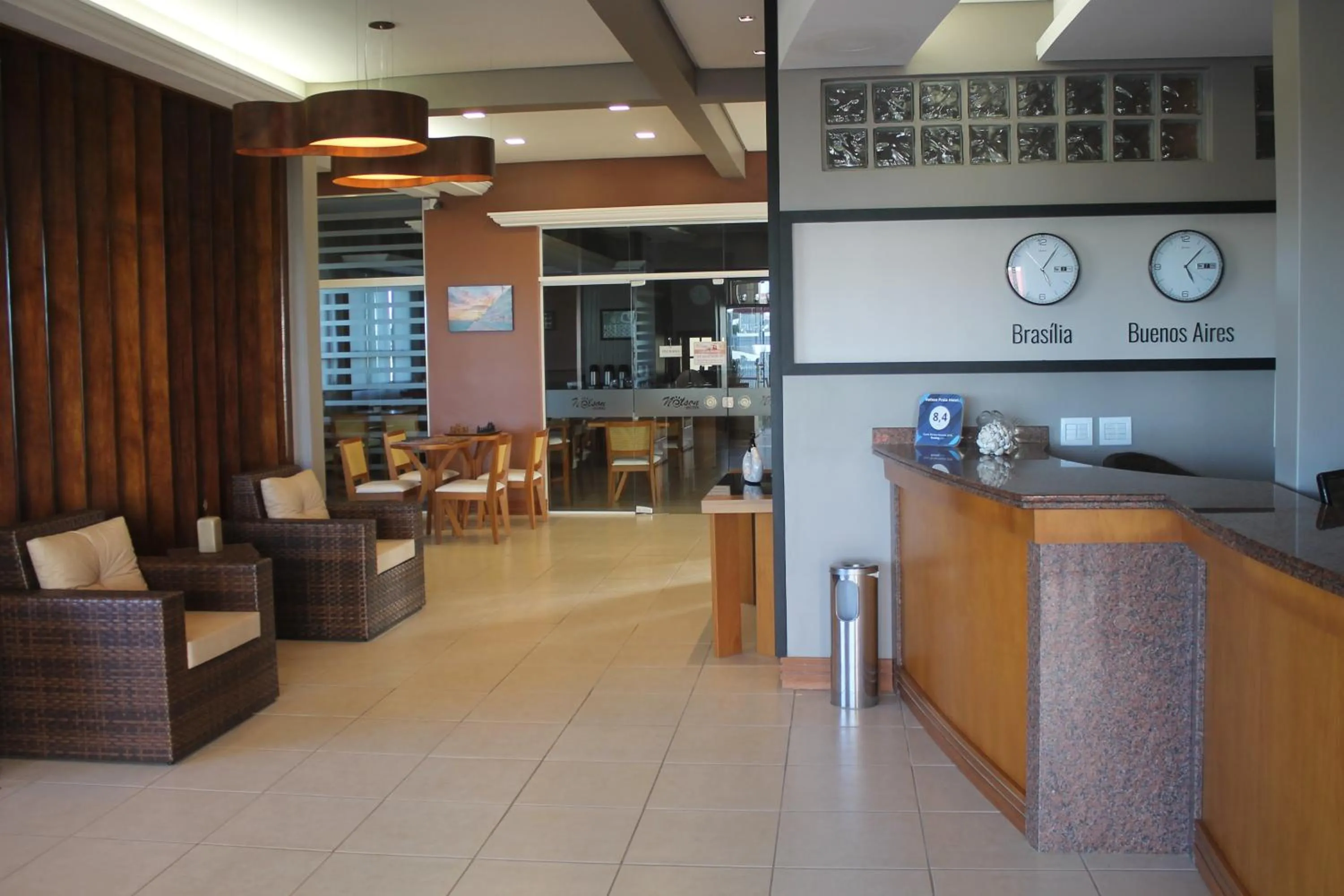 Communal lounge/ TV room in Nelson Praia Hotel