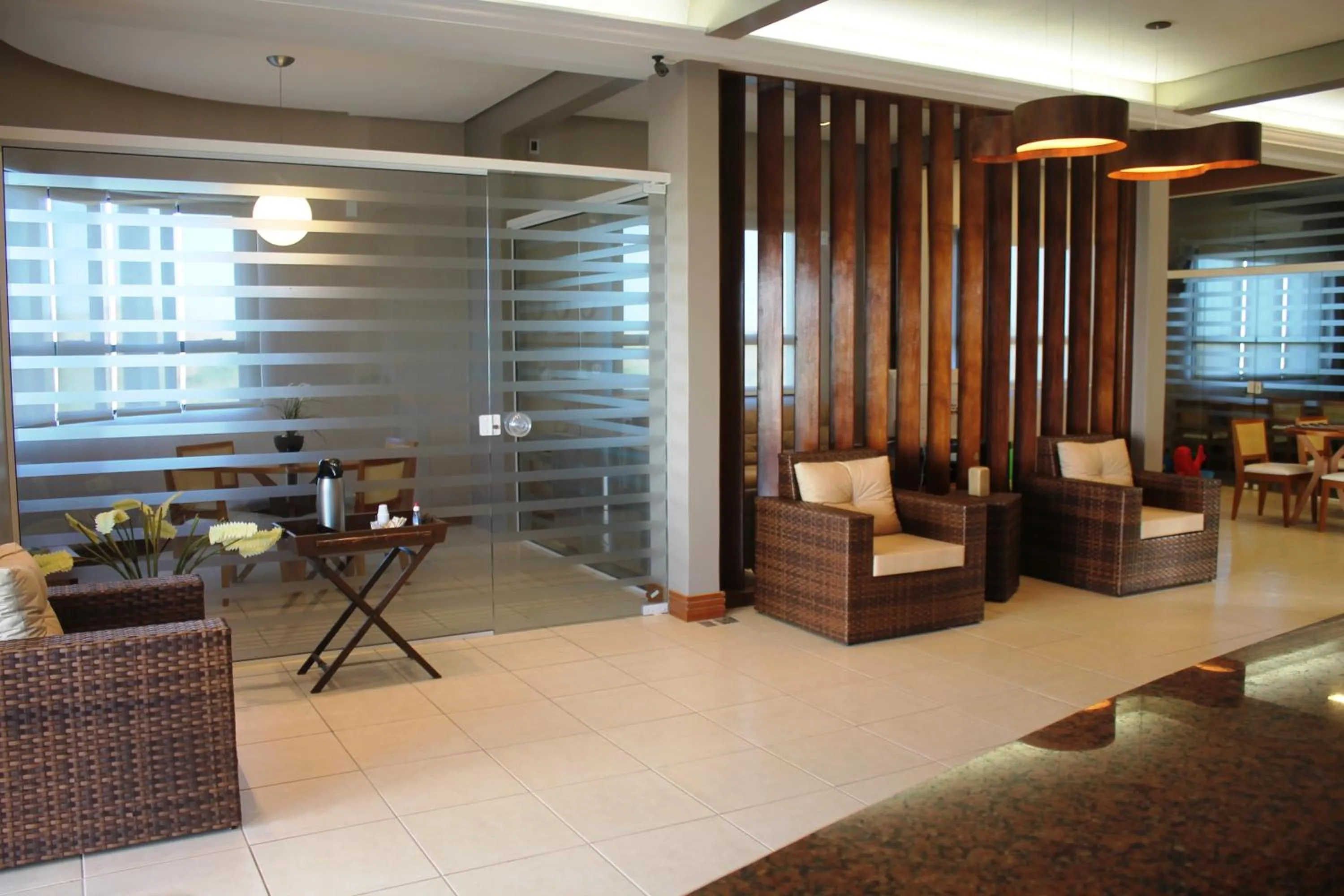 Communal lounge/ TV room in Nelson Praia Hotel
