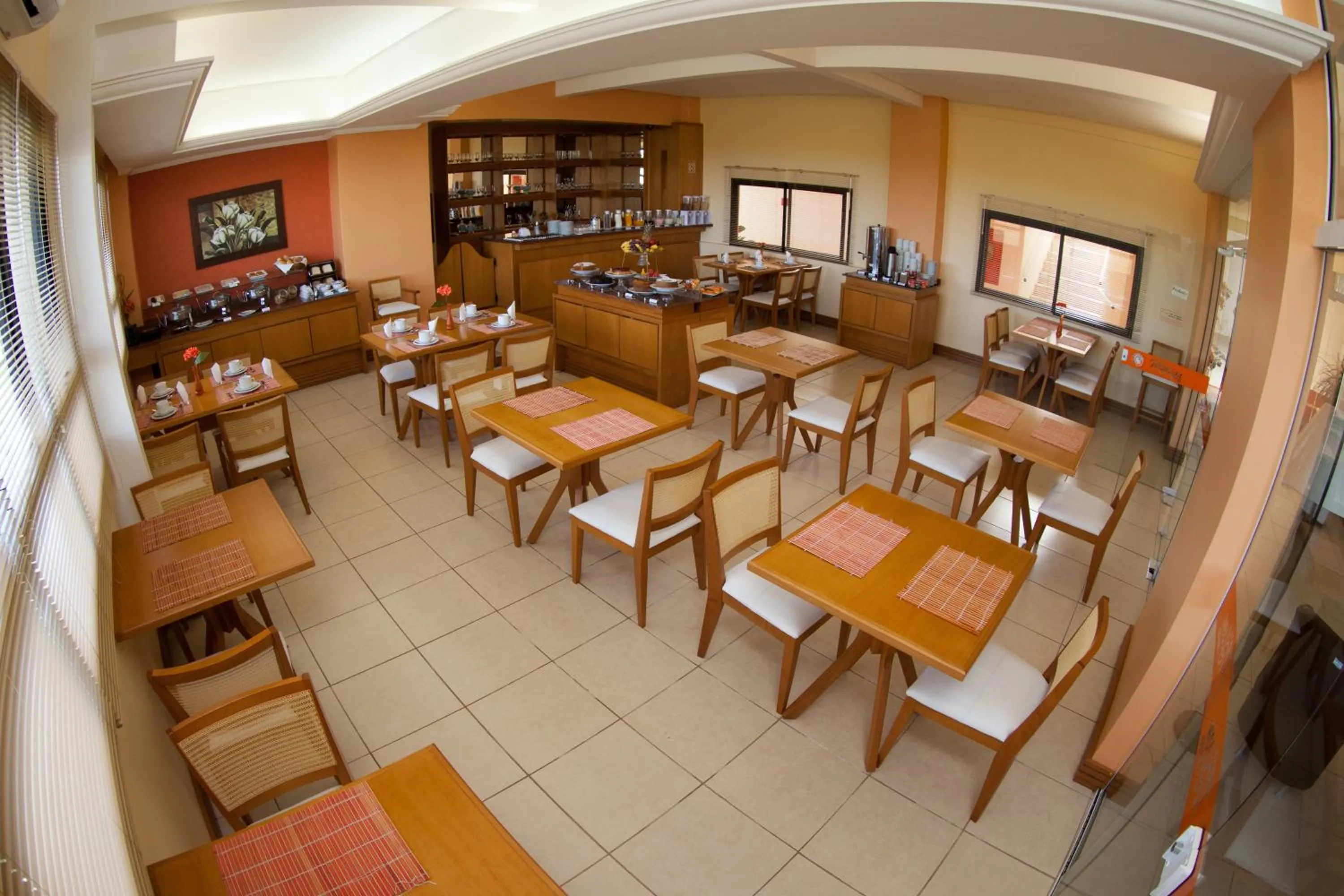 Restaurant/places to eat in Nelson Praia Hotel