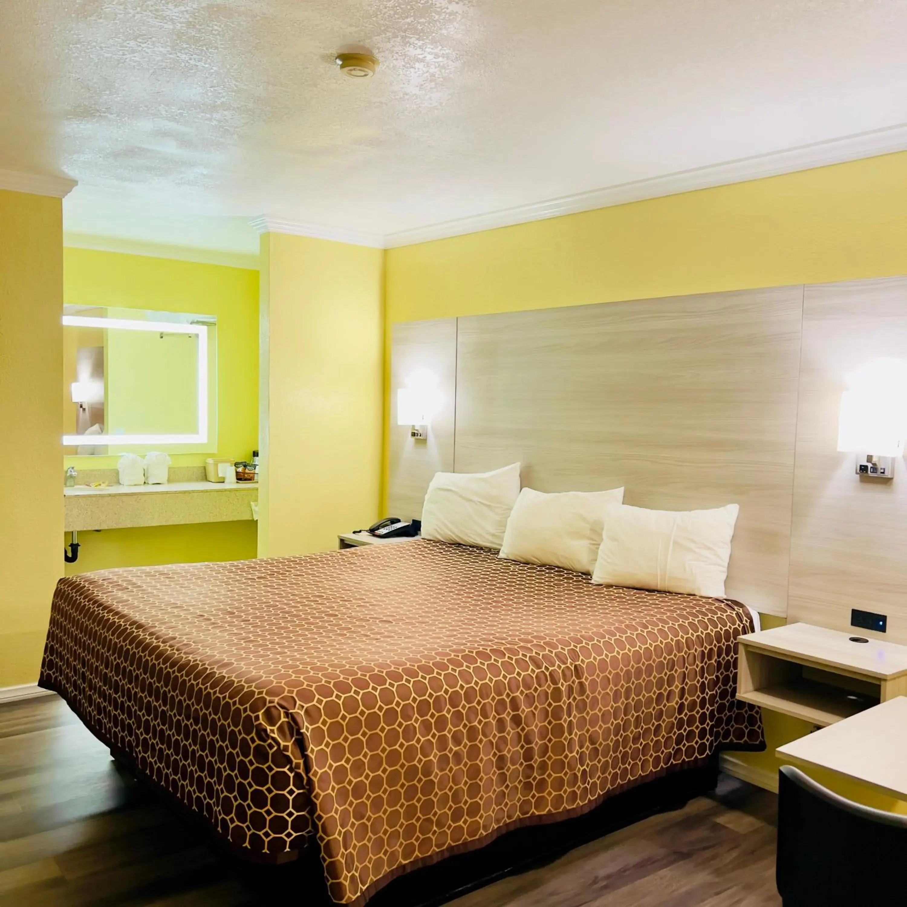 Bedroom, Bed in Morro Bay Beach Inn Bedroom, Bed in Morro Bay Beach Inn