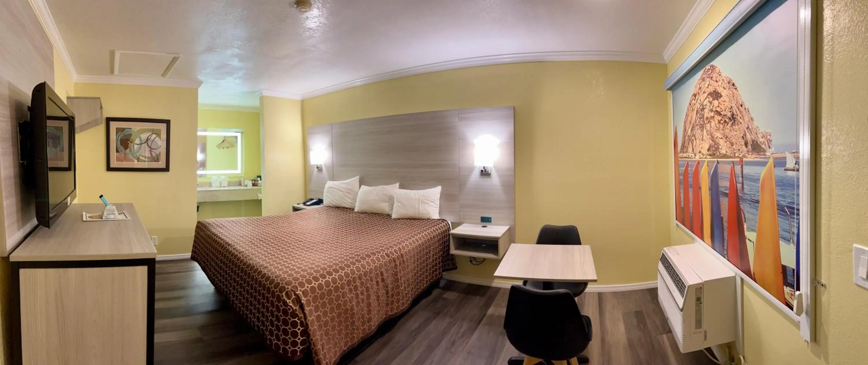 Bedroom, Bed in Morro Bay Beach Inn