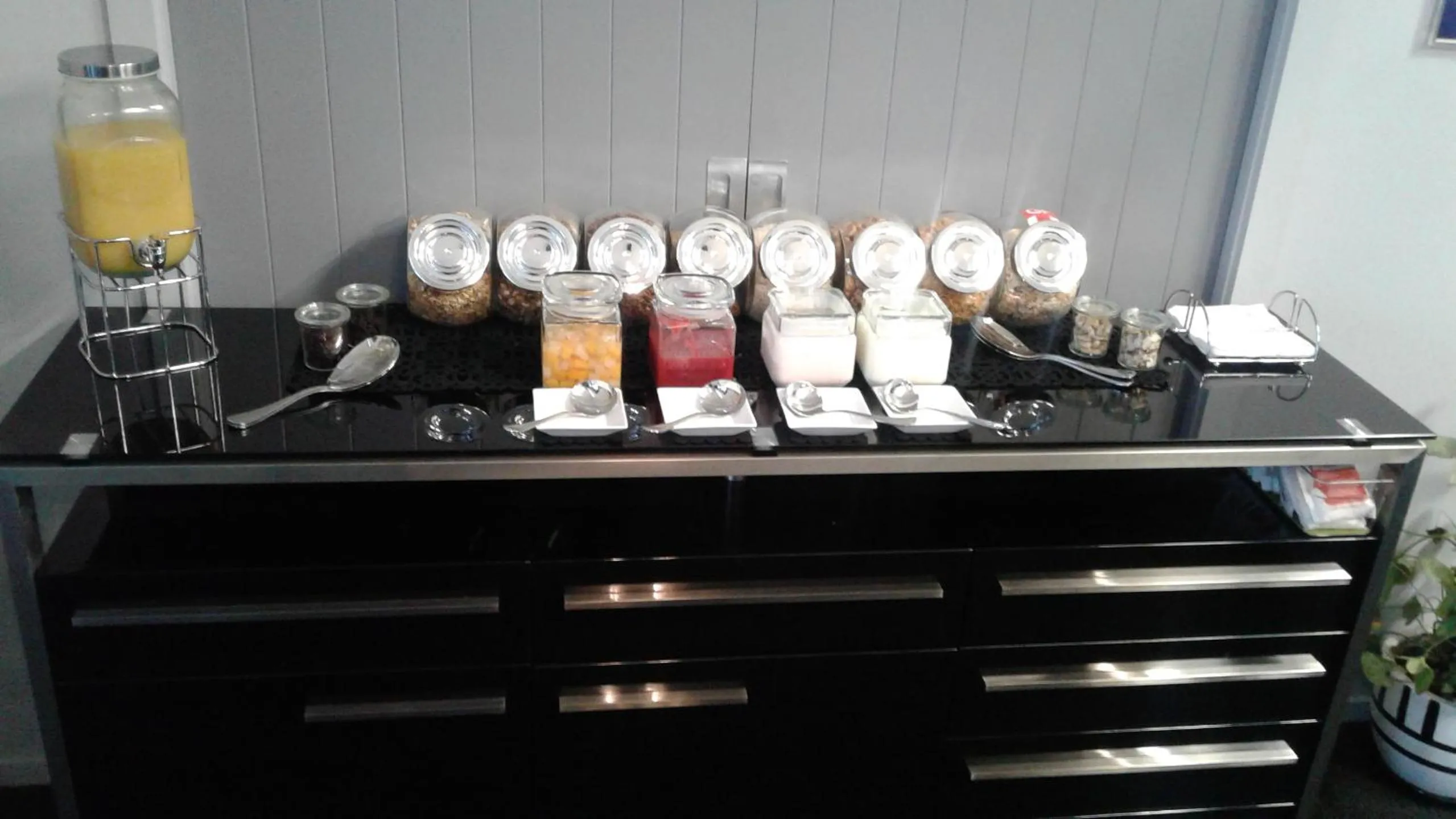 Coffee/tea facilities in The Reservation B&B