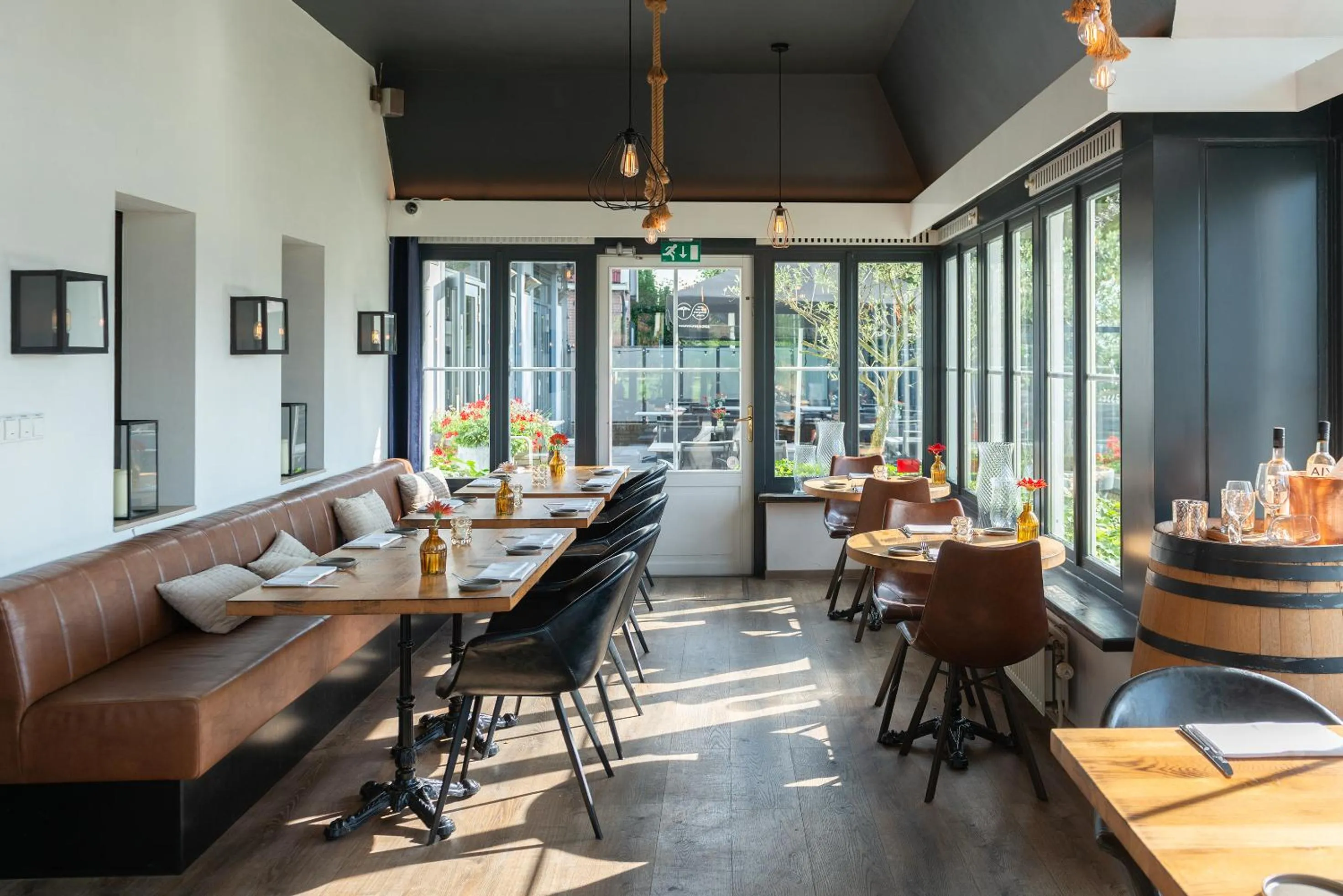 Restaurant/places to eat in Boutique Hotel Herbergh Amsterdam Airport FREE PARKING