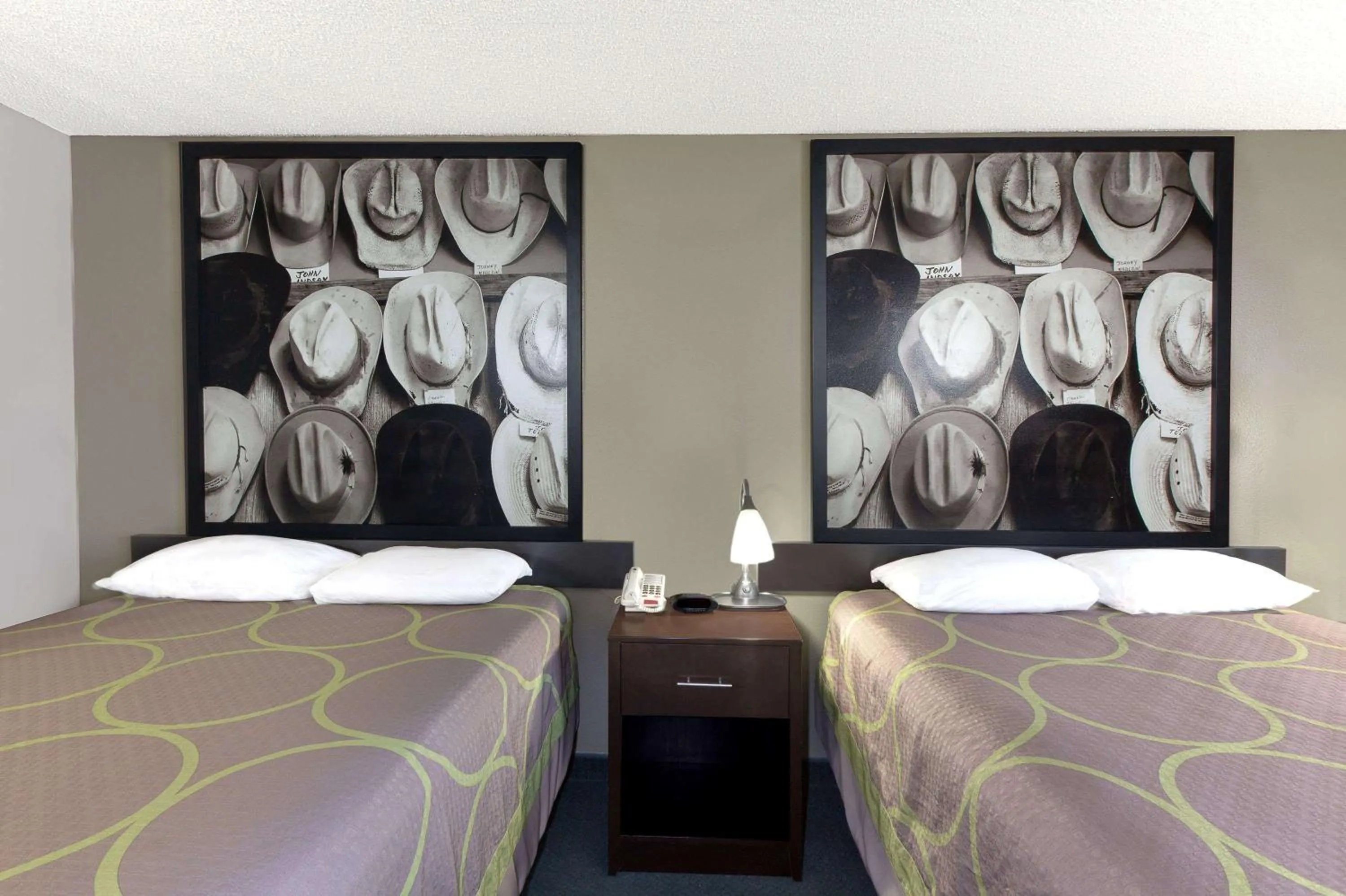 On site, Bed in Super 8 by Wyndham Victoria/North/Mall Area