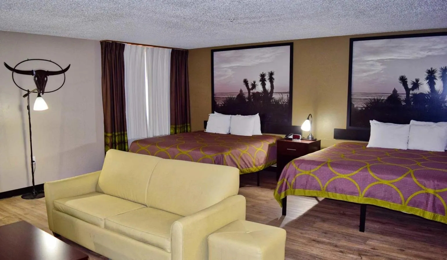 Bed in Super 8 by Wyndham Victoria/North/Mall Area