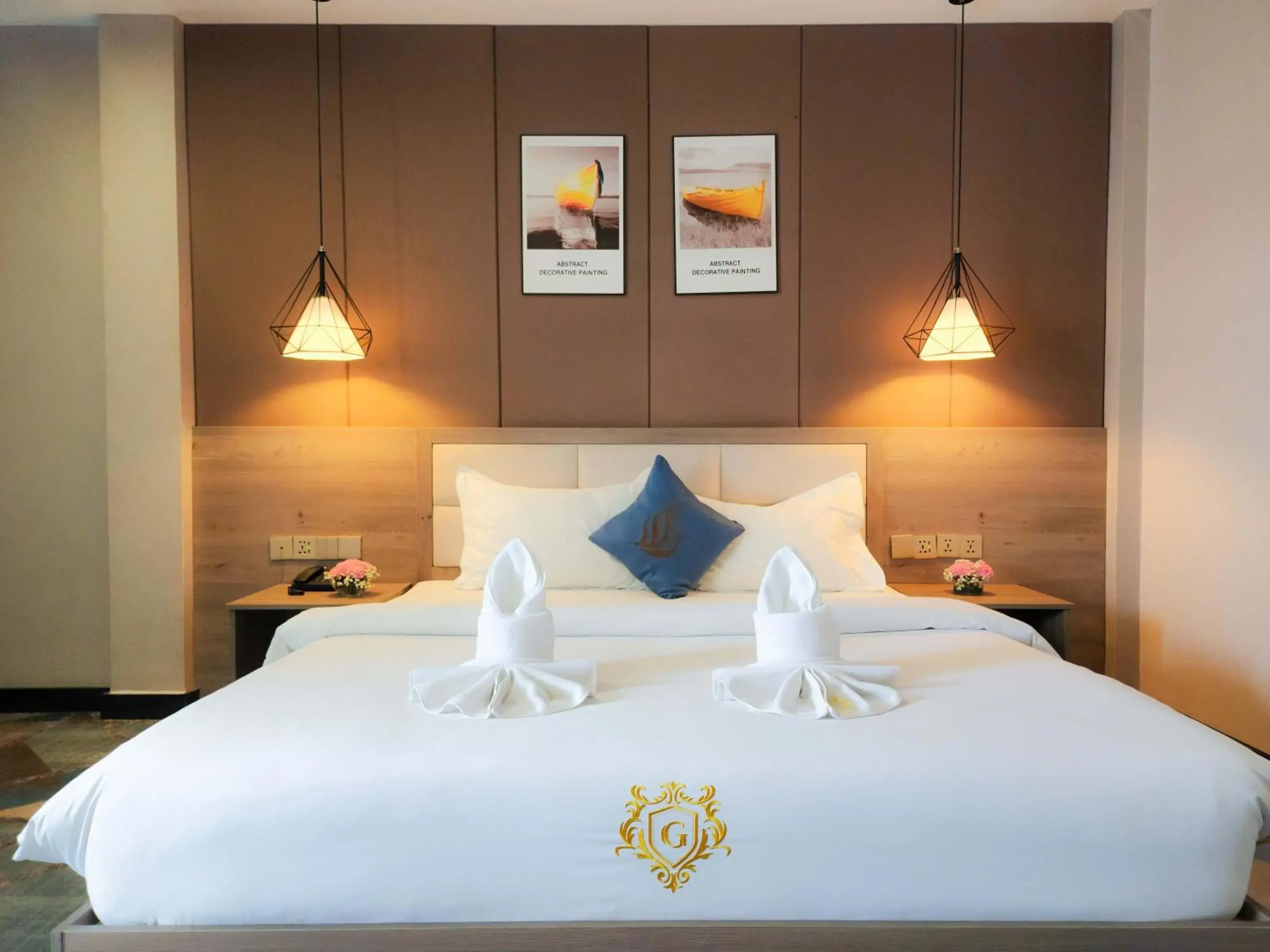 Bedroom, Bed in Sunshine Hotel Bedroom, Bed in Sunshine Hotel