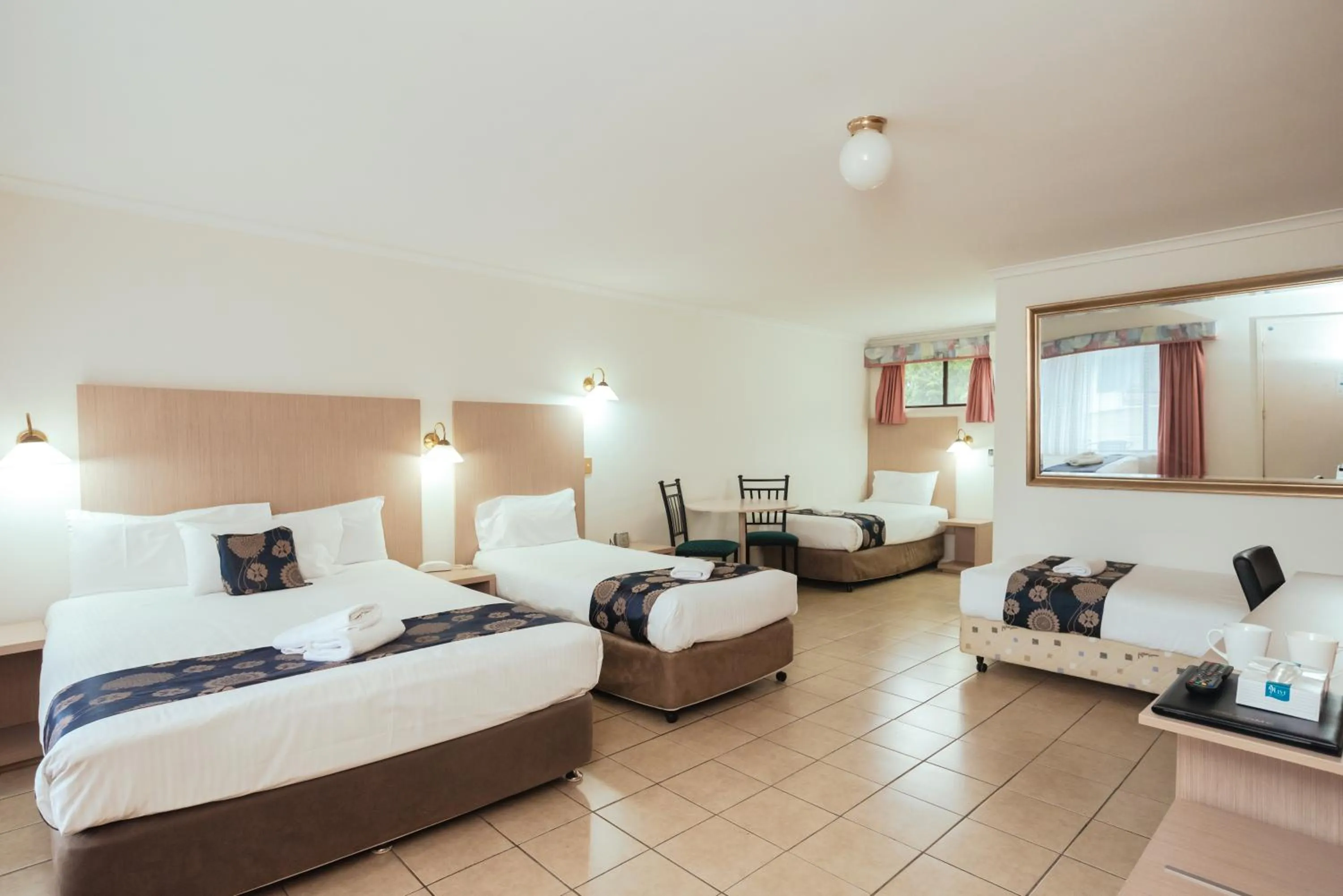 Photo of the whole room, Bed in Coffs Windmill Motel