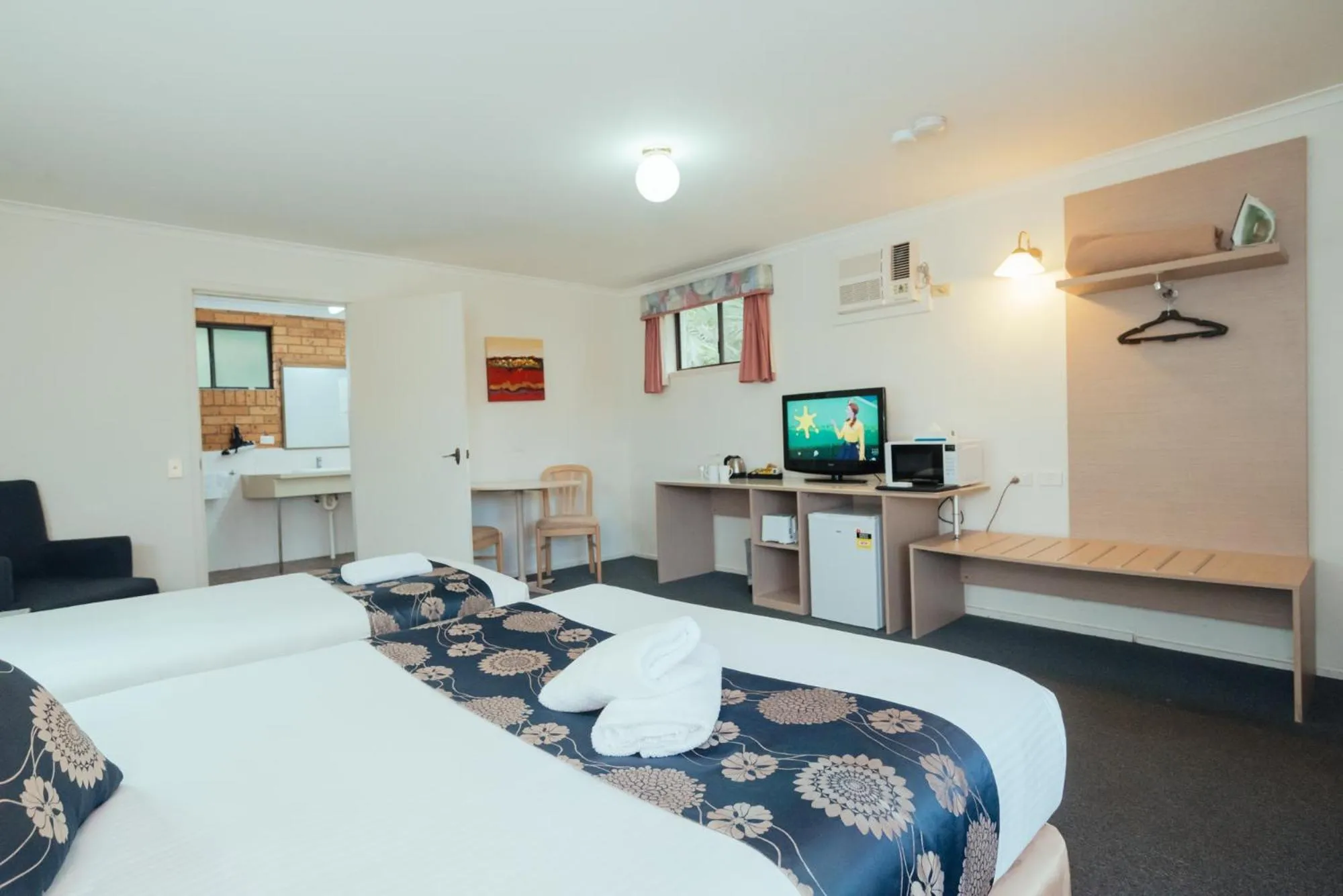 Photo of the whole room, Bed in Coffs Windmill Motel