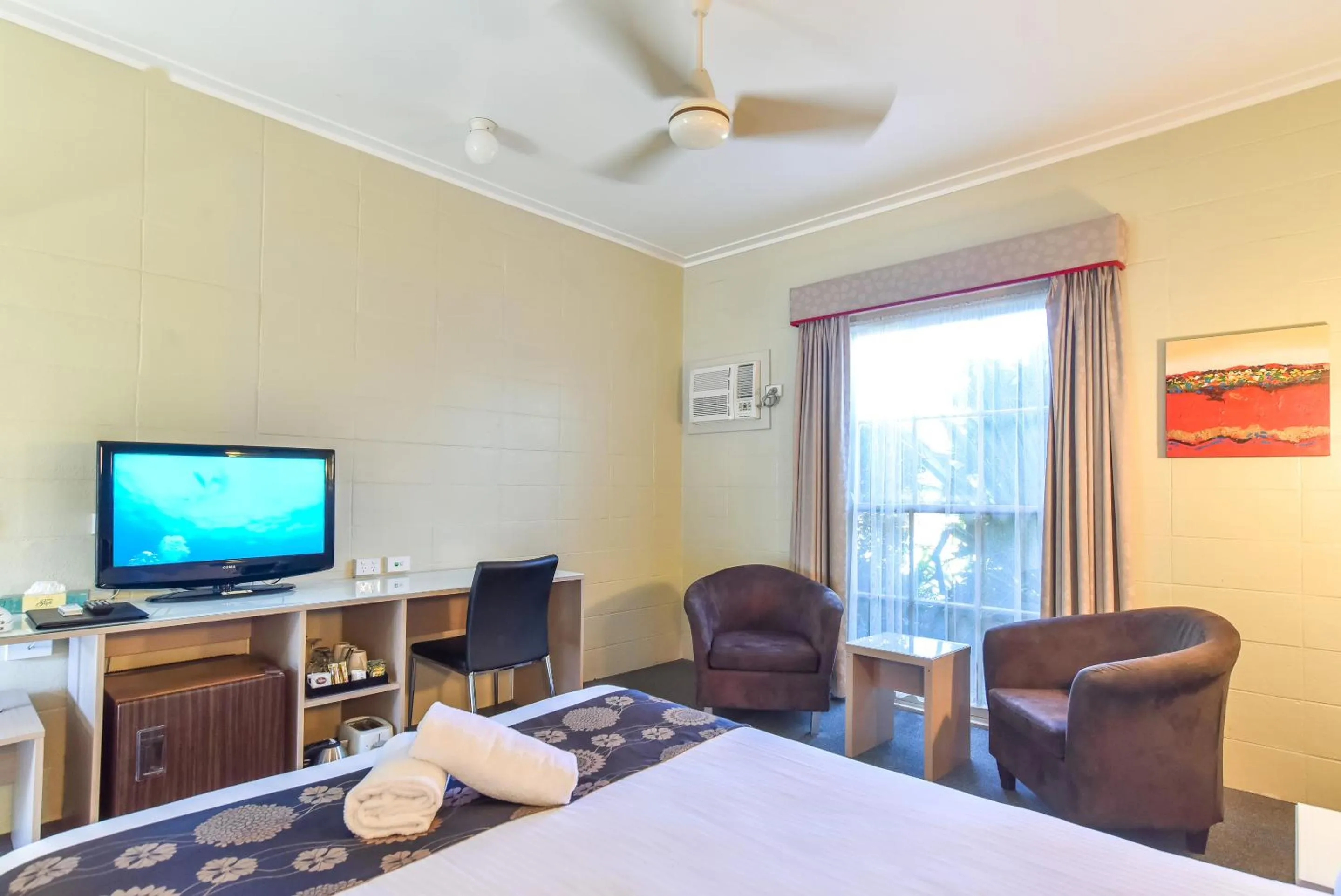 Photo of the whole room, Bed in Coffs Windmill Motel