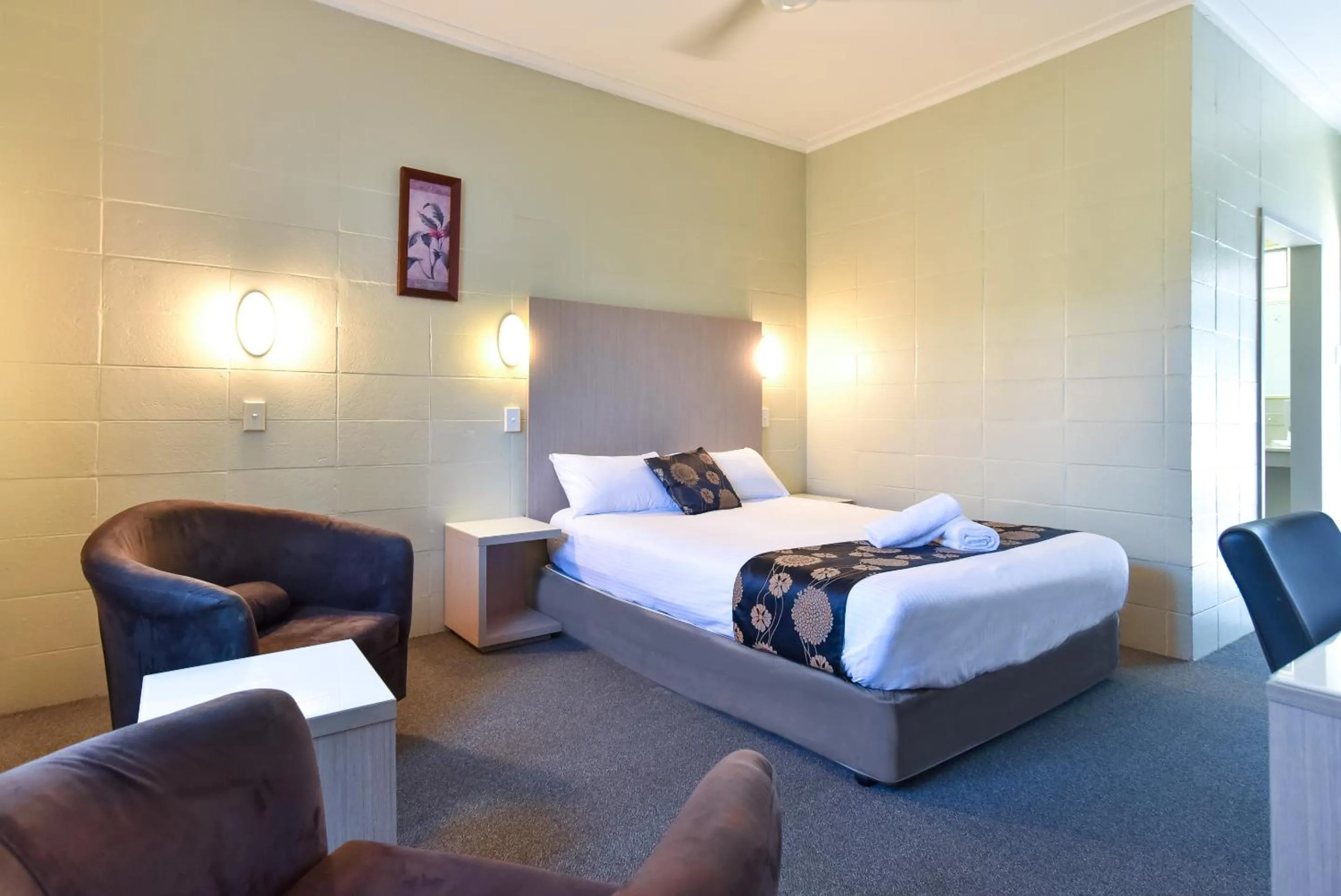 Photo of the whole room, Bed in Coffs Windmill Motel