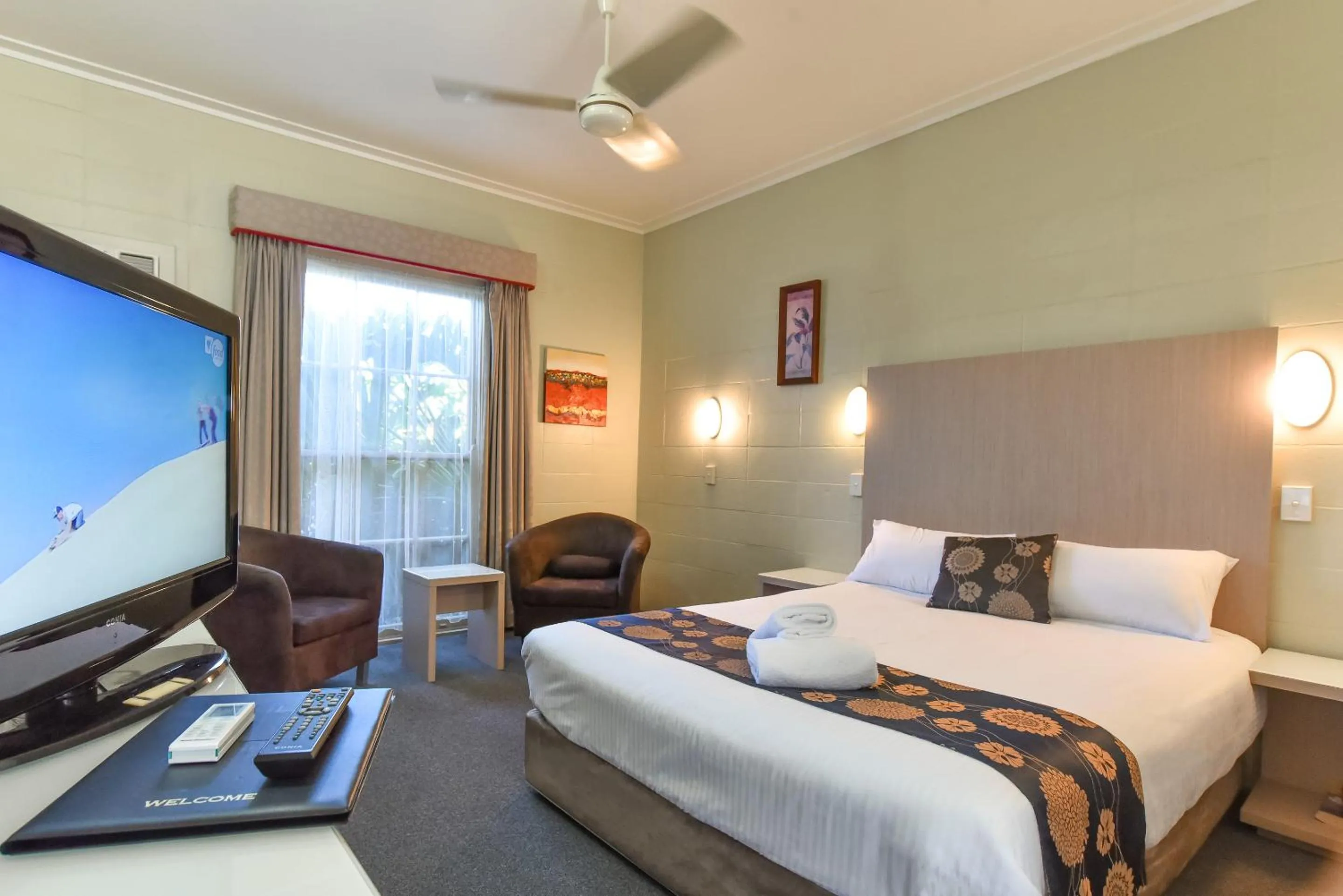 Photo of the whole room, Bed in Coffs Windmill Motel